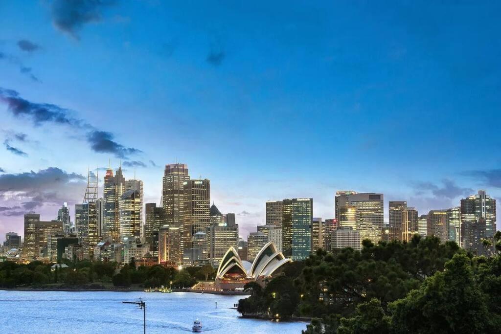 2 Bedroom Harbour Opera House Waterview Apartment