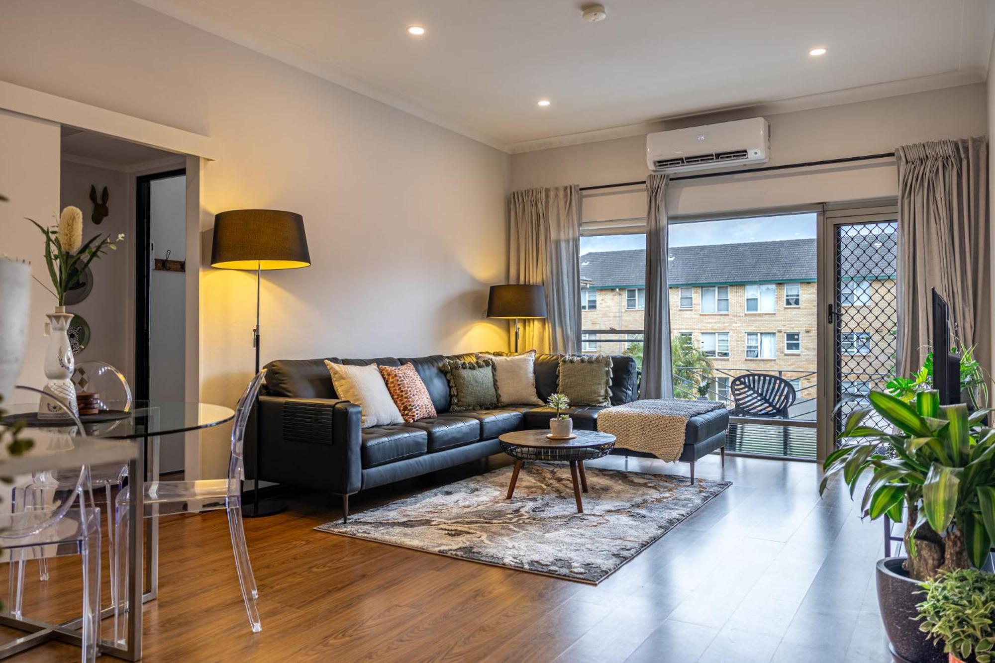 2 Bedroom In Ashfield, 200m To Train Station,free Parking Apartment Sydney