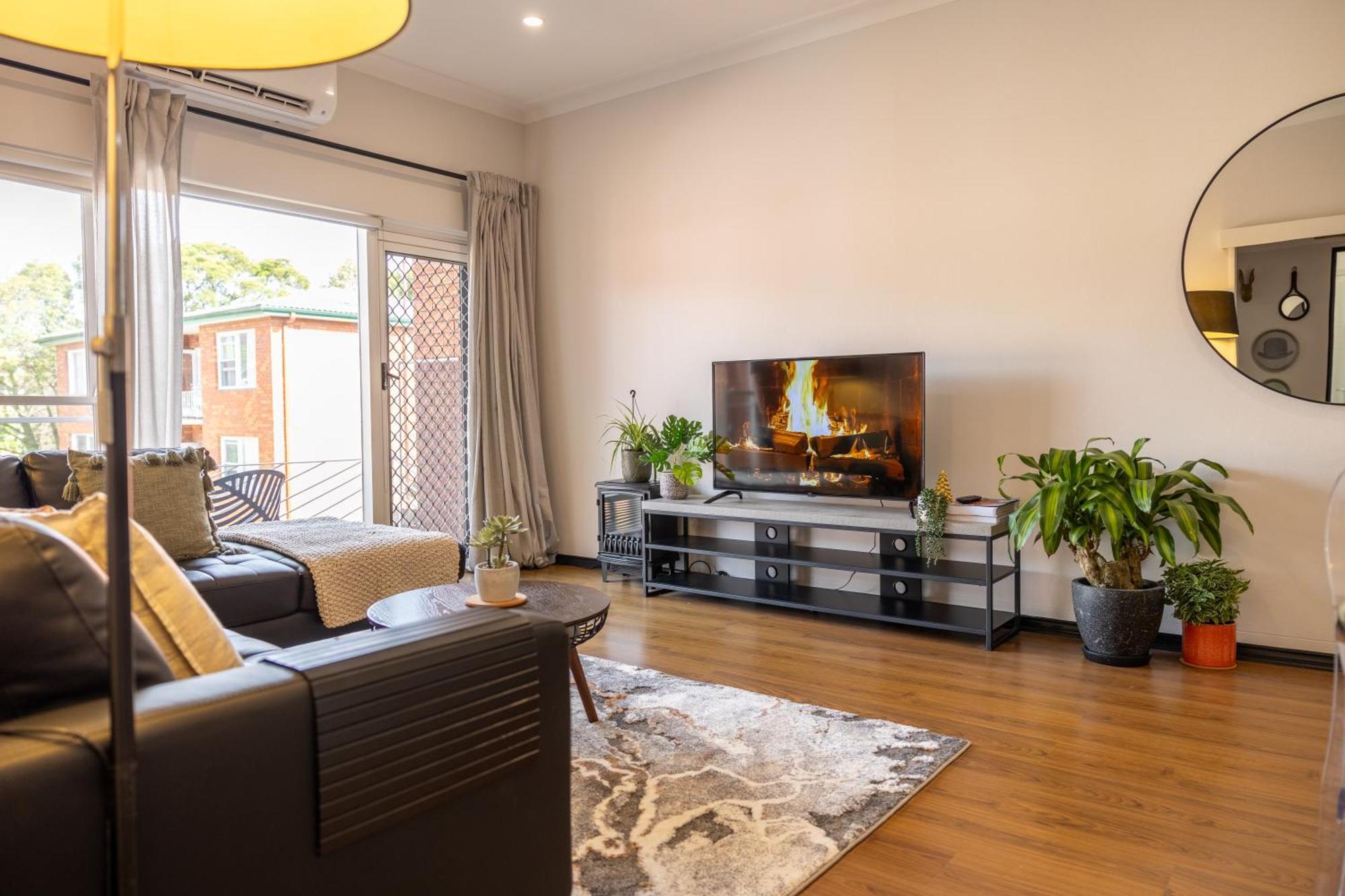 2 Bedroom In Ashfield, 200m To Train Station,free Parking Apartment Sydney