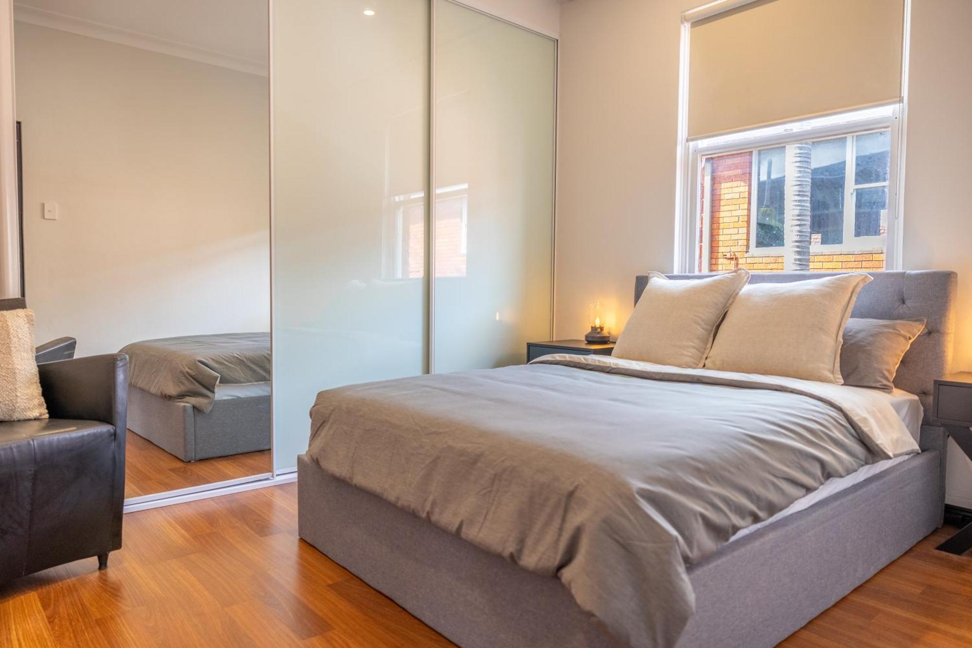 2 Bedroom In Ashfield, 200m To Train Station,free Parking Apartment *