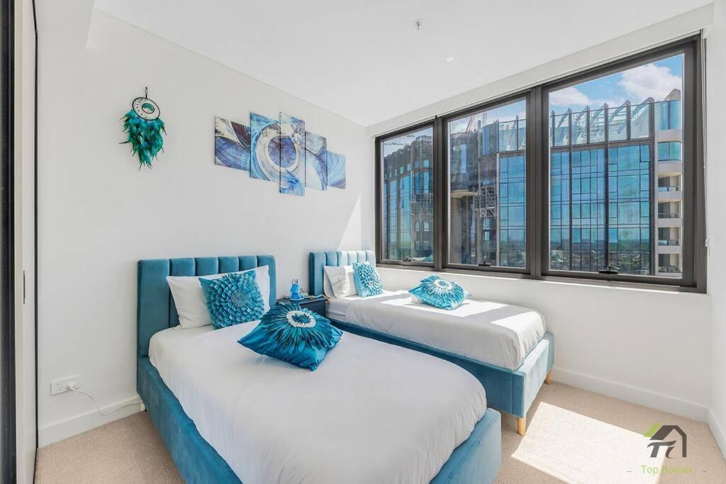 Waterfront 3-bedroom In Rhodes Apartment