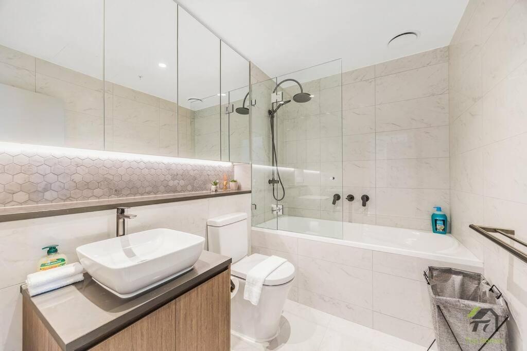 Waterfront 3-bedroom In Rhodes * Sydney