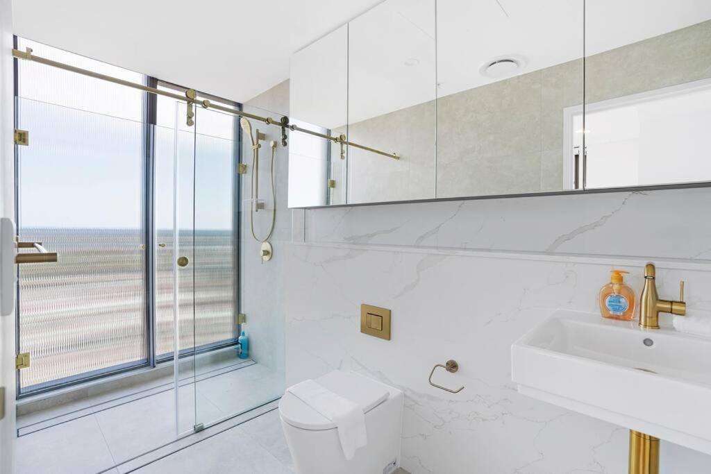 Modern 2br With Views & Pool Near Parramatta Apartment *