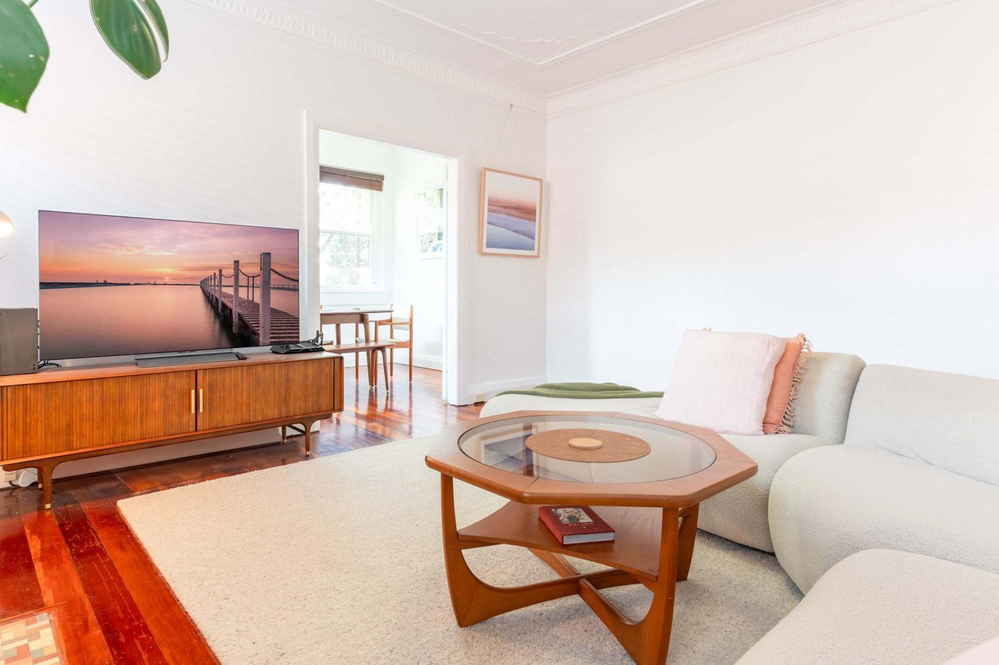 Stylish Art Deco 2 Bed In Edgecliff