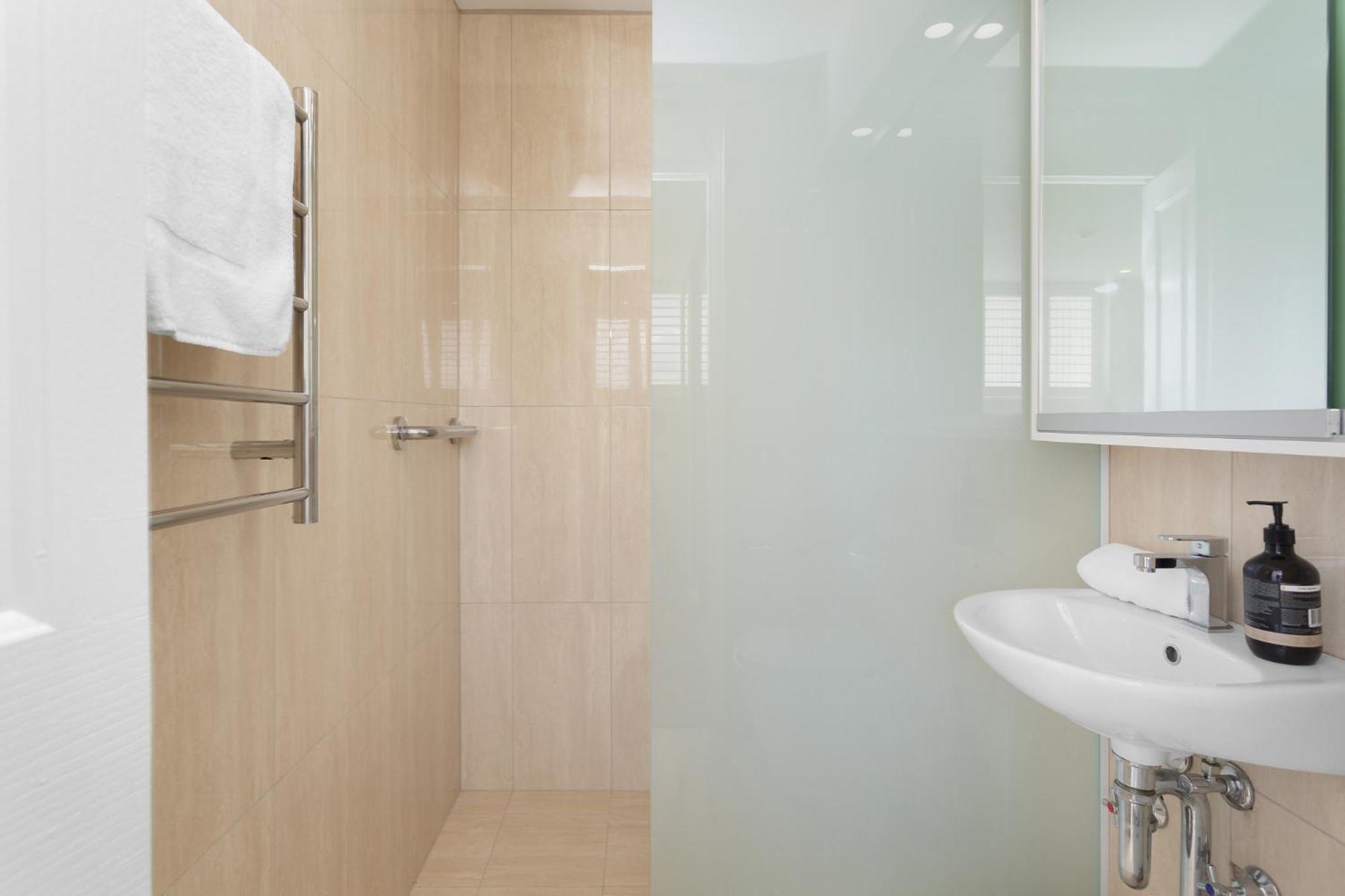 Modern Manly With Stunning Views, Pool Apartment *