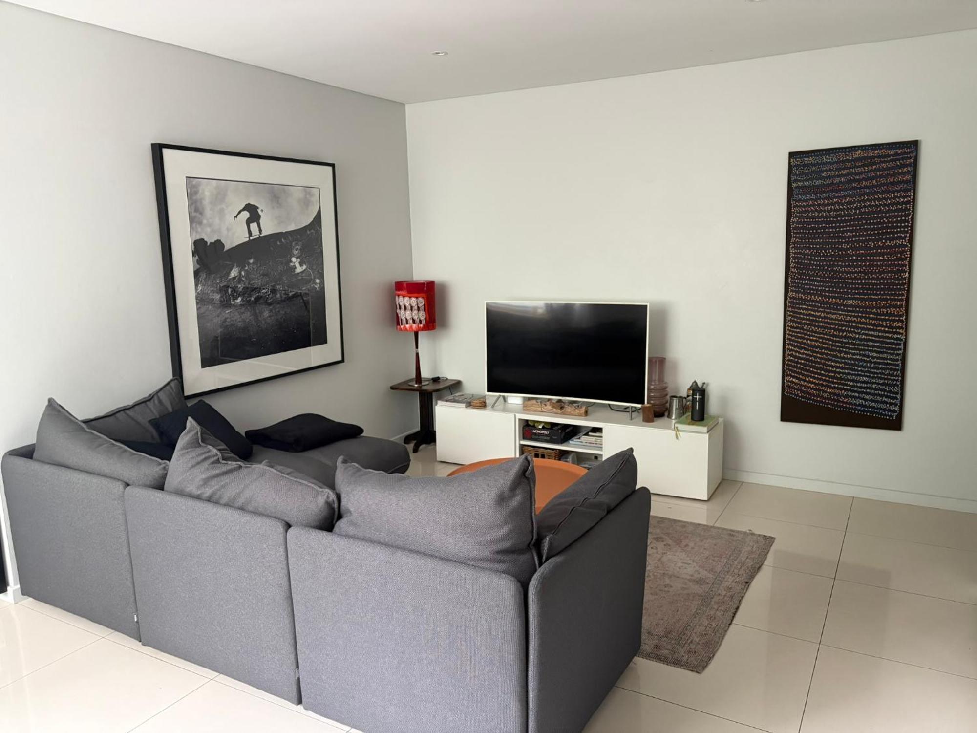 A Modern Two Bedroom Apartment! Quiet, Secure And 1 Minute Walk To Bondi Beach! Sidney