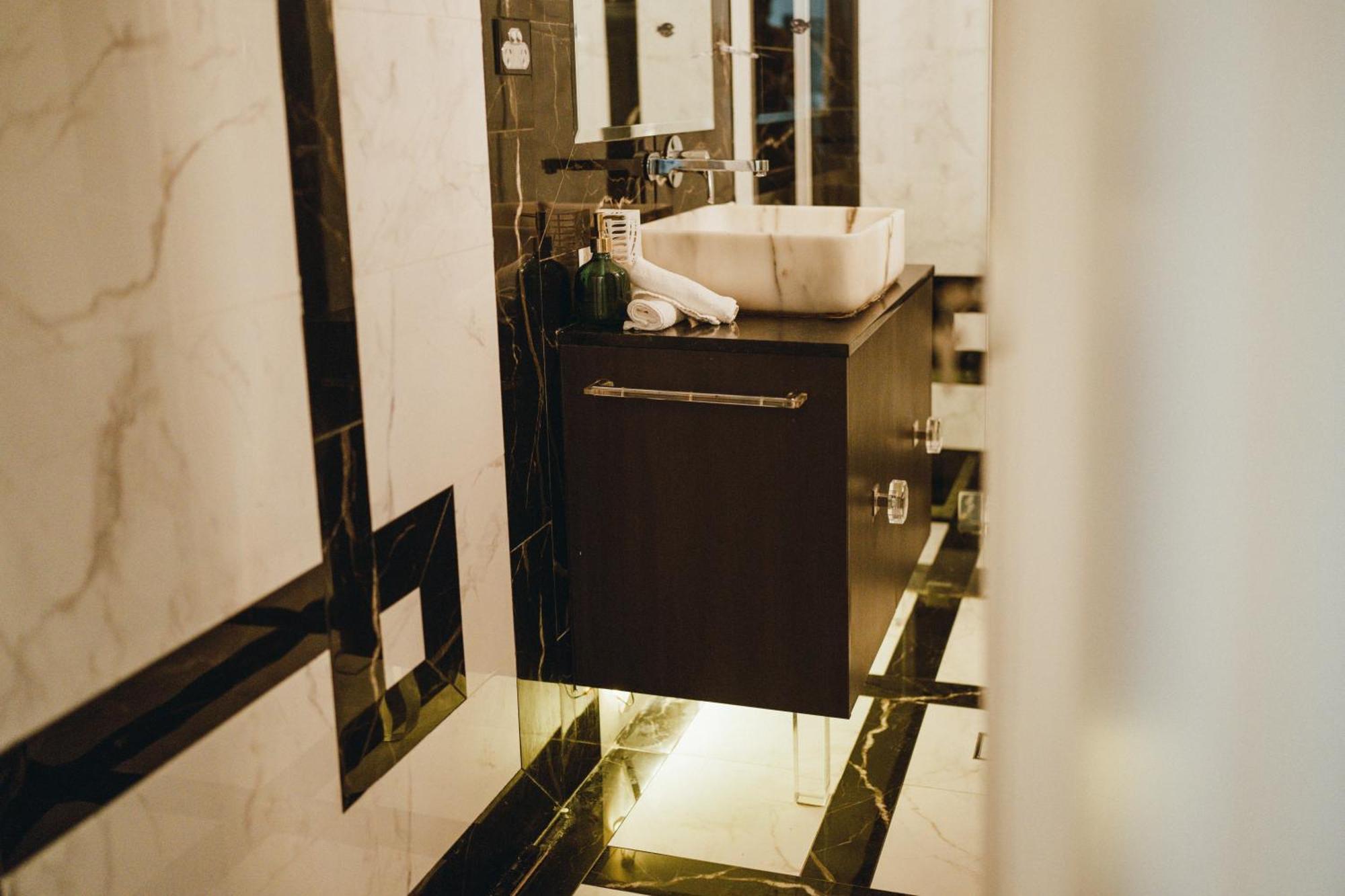 Apartment Stylish 2 Bedroom Free P At Darlinghutst