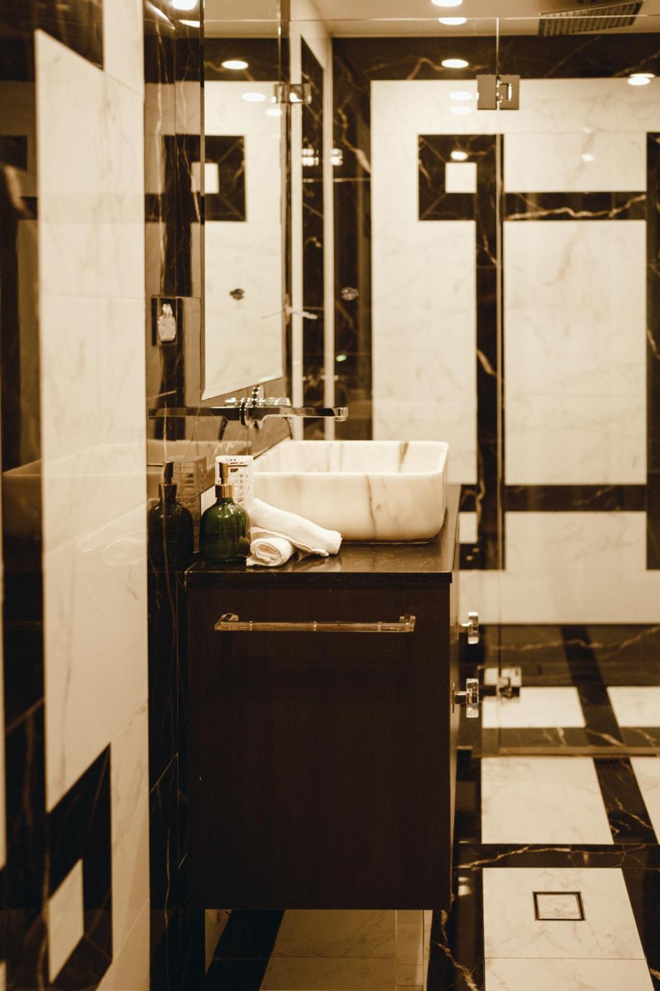 Stylish 2 Bedroom Free P At Darlinghutst Apartment *