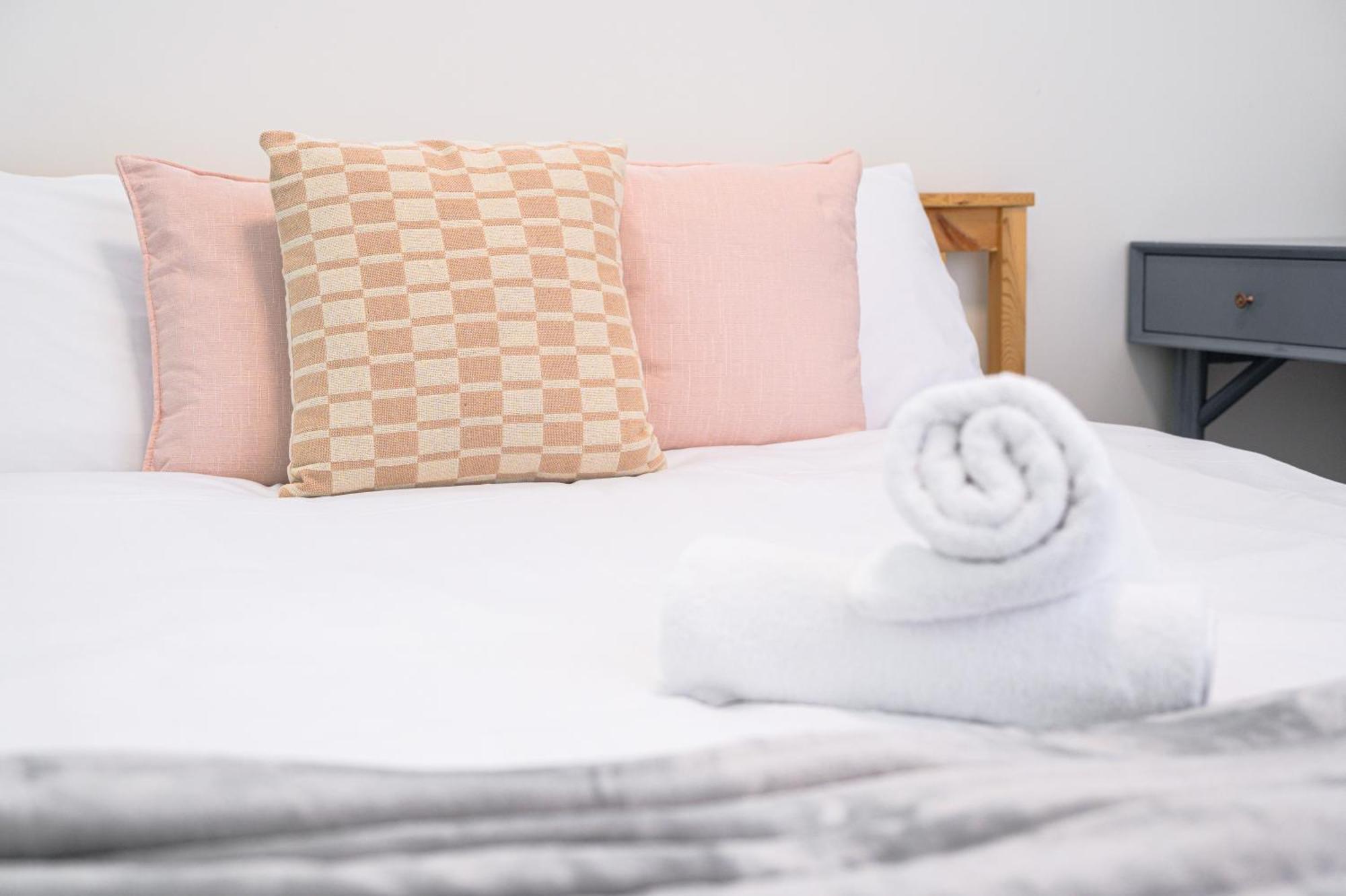 Canterbury Fashion 2br Steps To Train & Woolworths Apartment *
