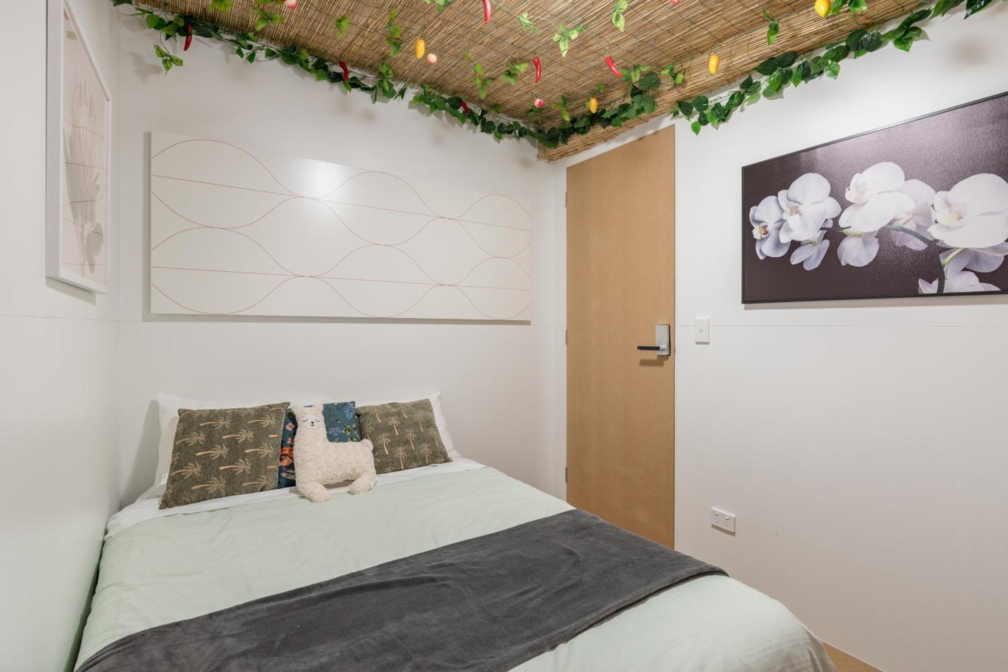 Gasthof Boutique Double Or Queen - Close To Airport - Shared Bathroom