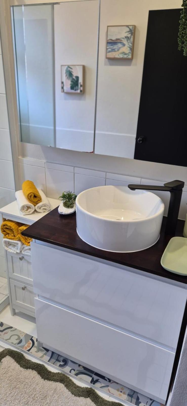 2 Bedroom In Ashfield, 200m To Train Station,free Parking Sydney