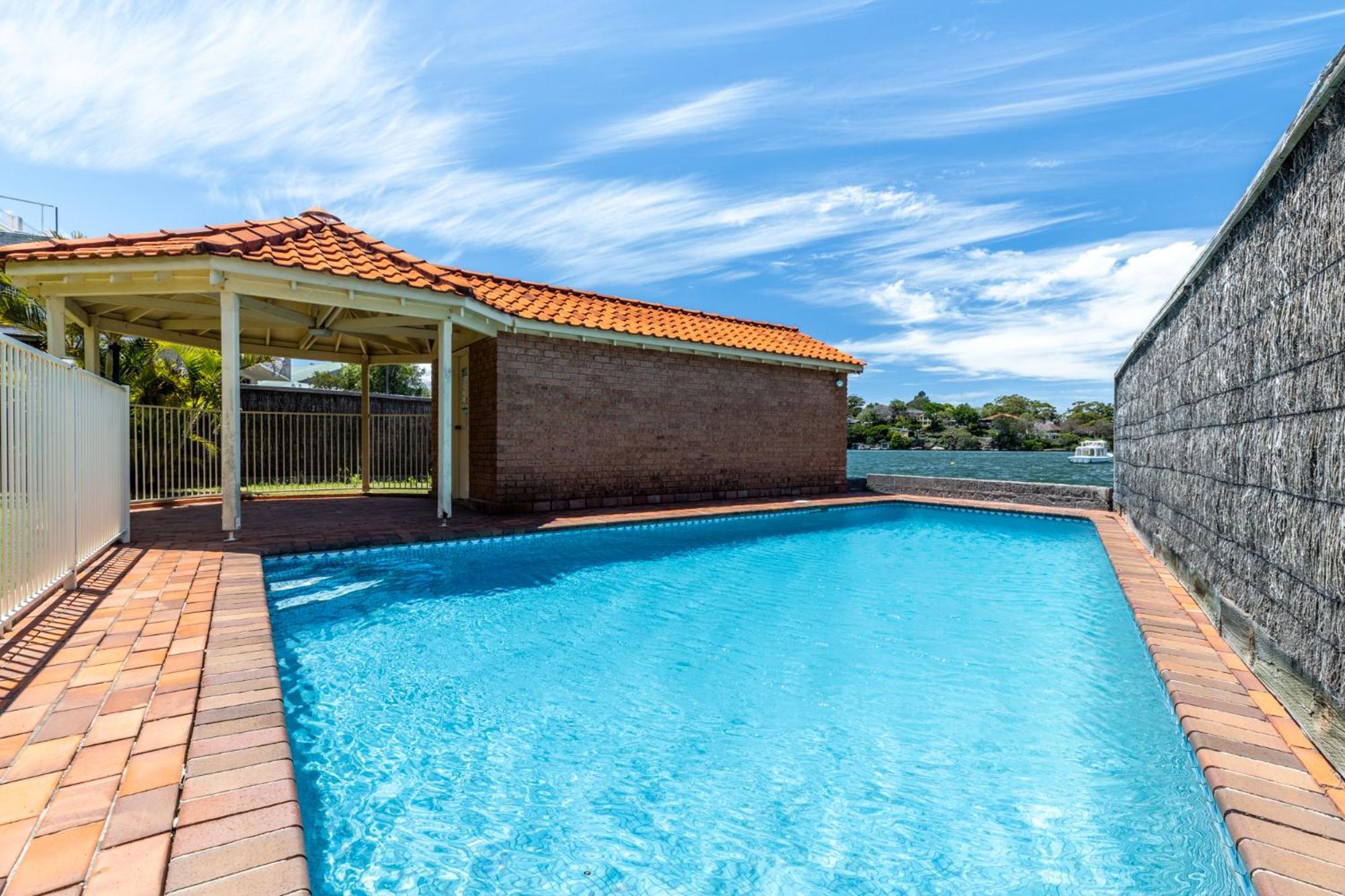 Stunning Waterfront Townhouse With Shared Swimpool, Harbour View And Free P Sydney
