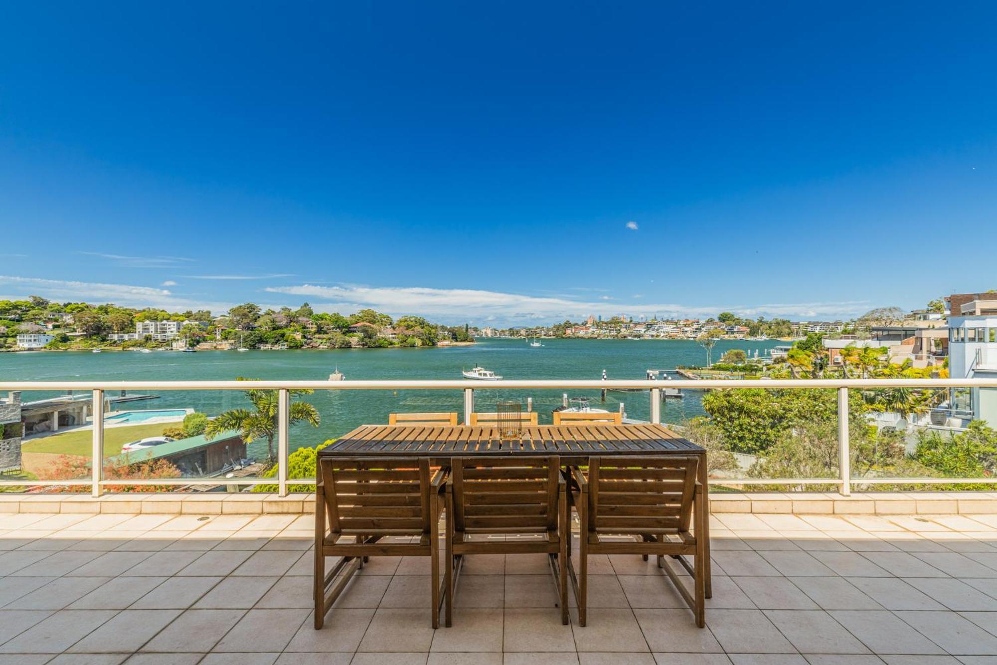 Stunning Waterfront Townhouse With Shared Swimpool, Harbour View And Free P * Sydney