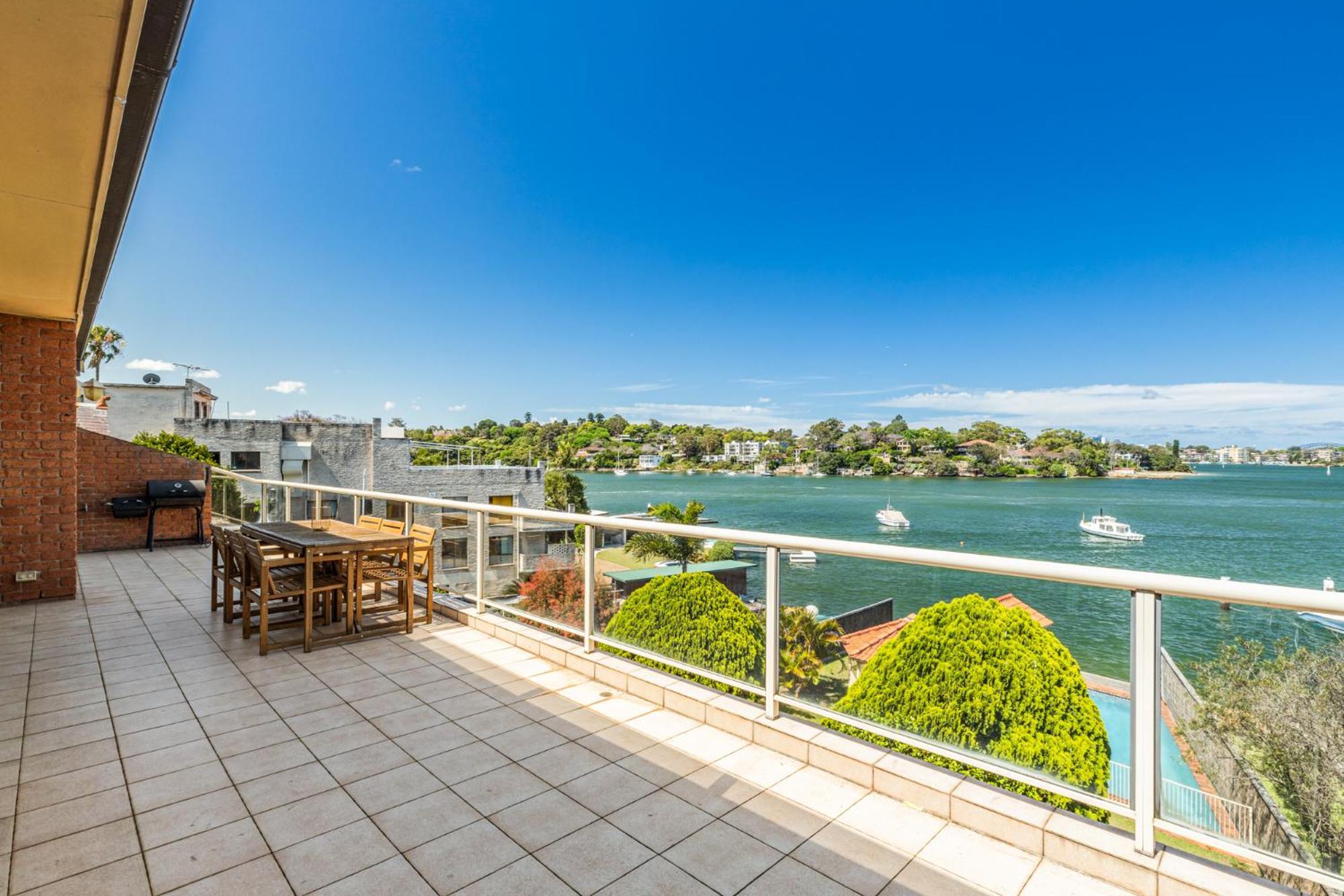 Stunning Waterfront Townhouse With Shared Swimpool, Harbour View And Free P Ferienhaus