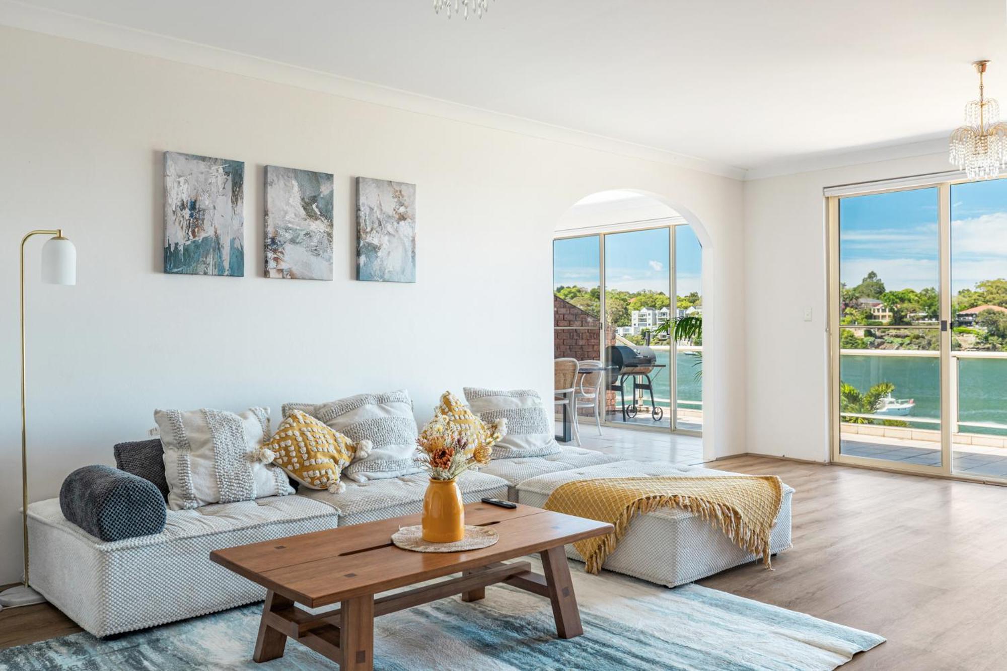 Ferienhaus Stunning Waterfront Townhouse With Shared Swimpool, Harbour View And Free P *