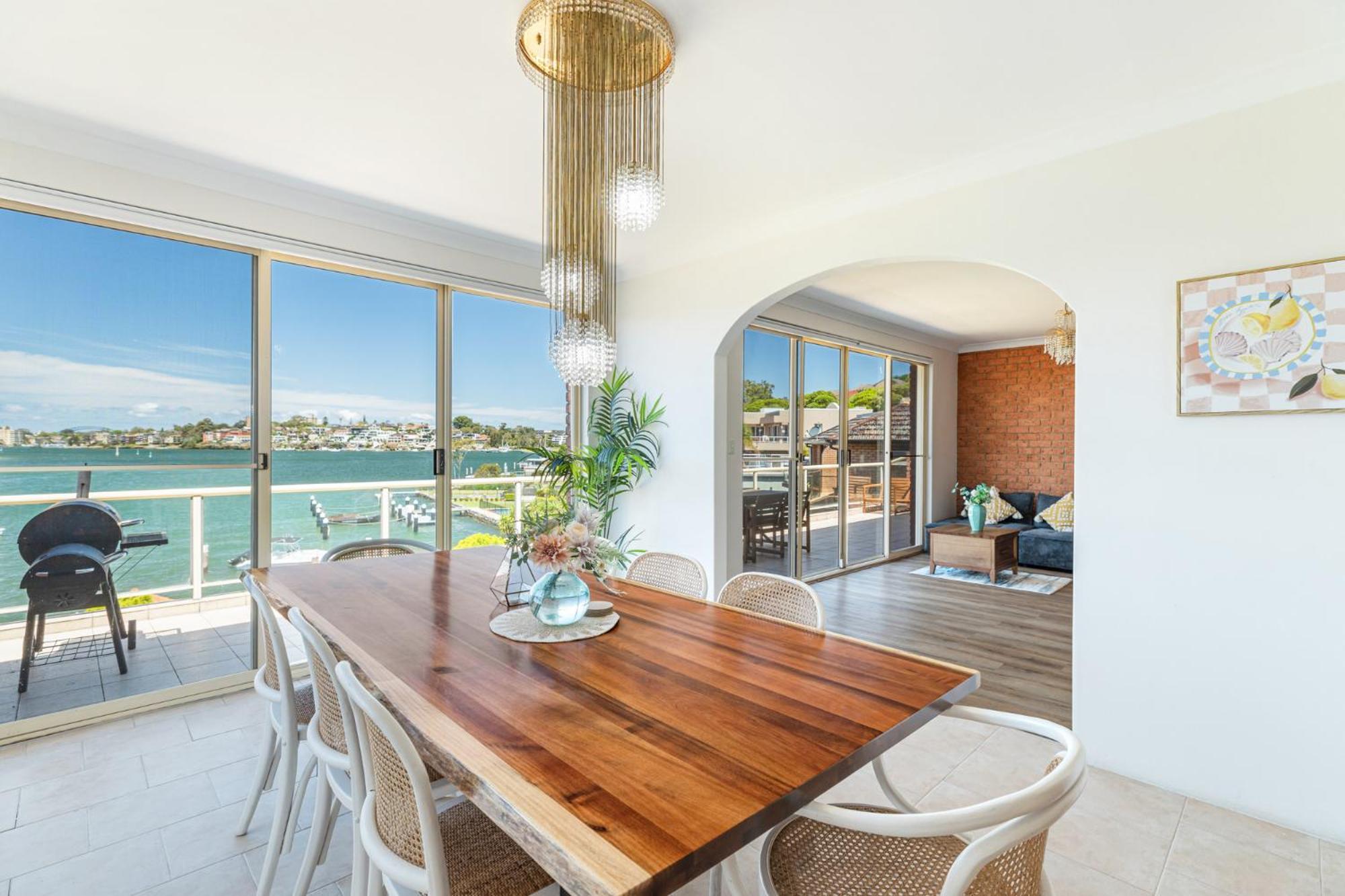 Ferienhaus Stunning Waterfront Townhouse With Shared Swimpool, Harbour View And Free P Sydney