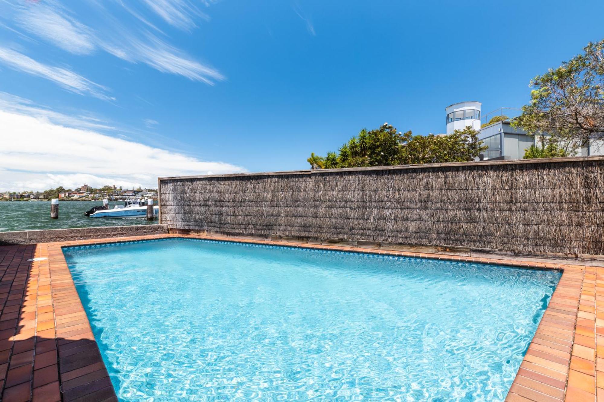 Stunning Waterfront Townhouse With Shared Swimpool, Harbour View And Free P Ferienhaus