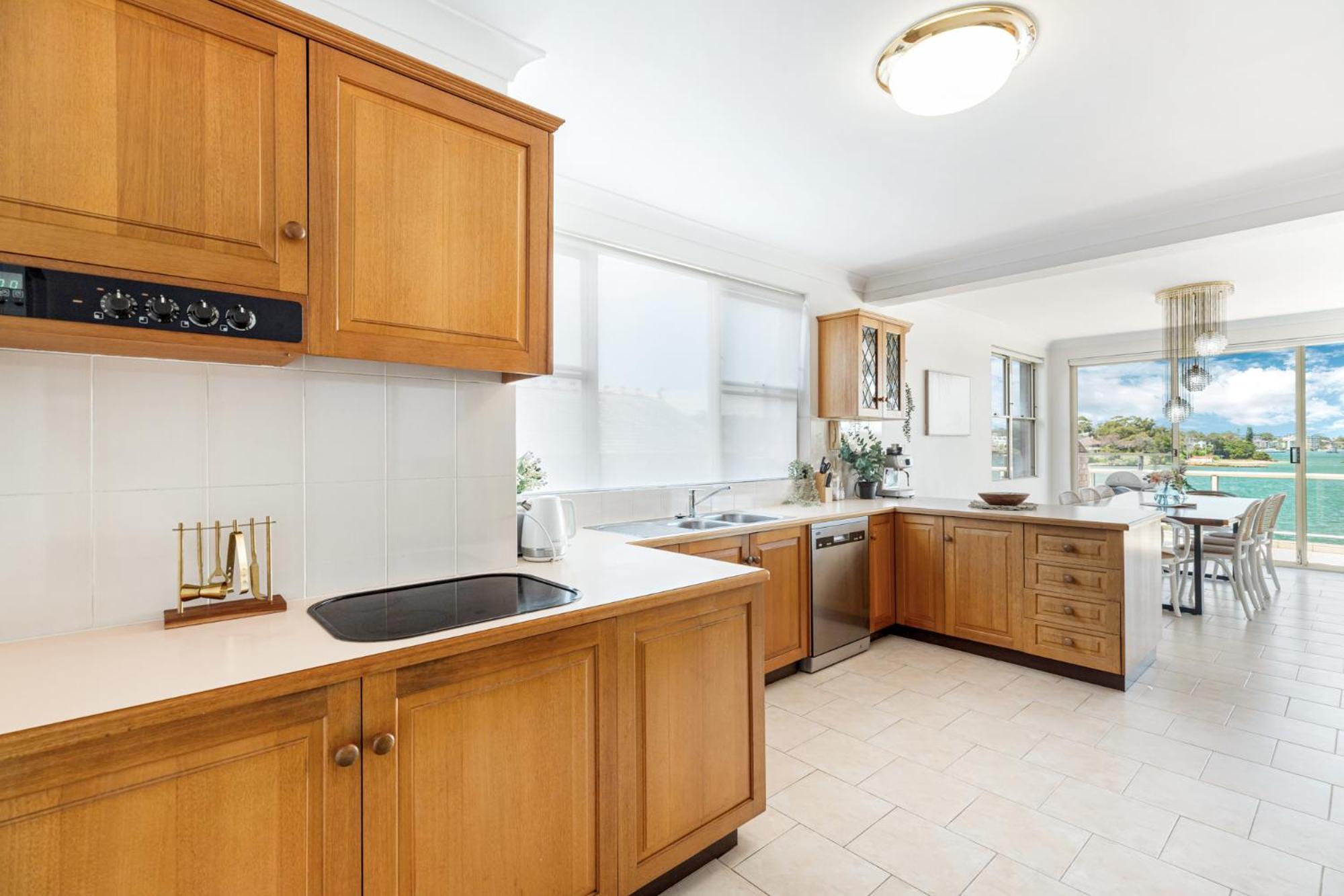 Stunning Waterfront Townhouse With Shared Swimpool, Harbour View And Free P Ferienhaus *