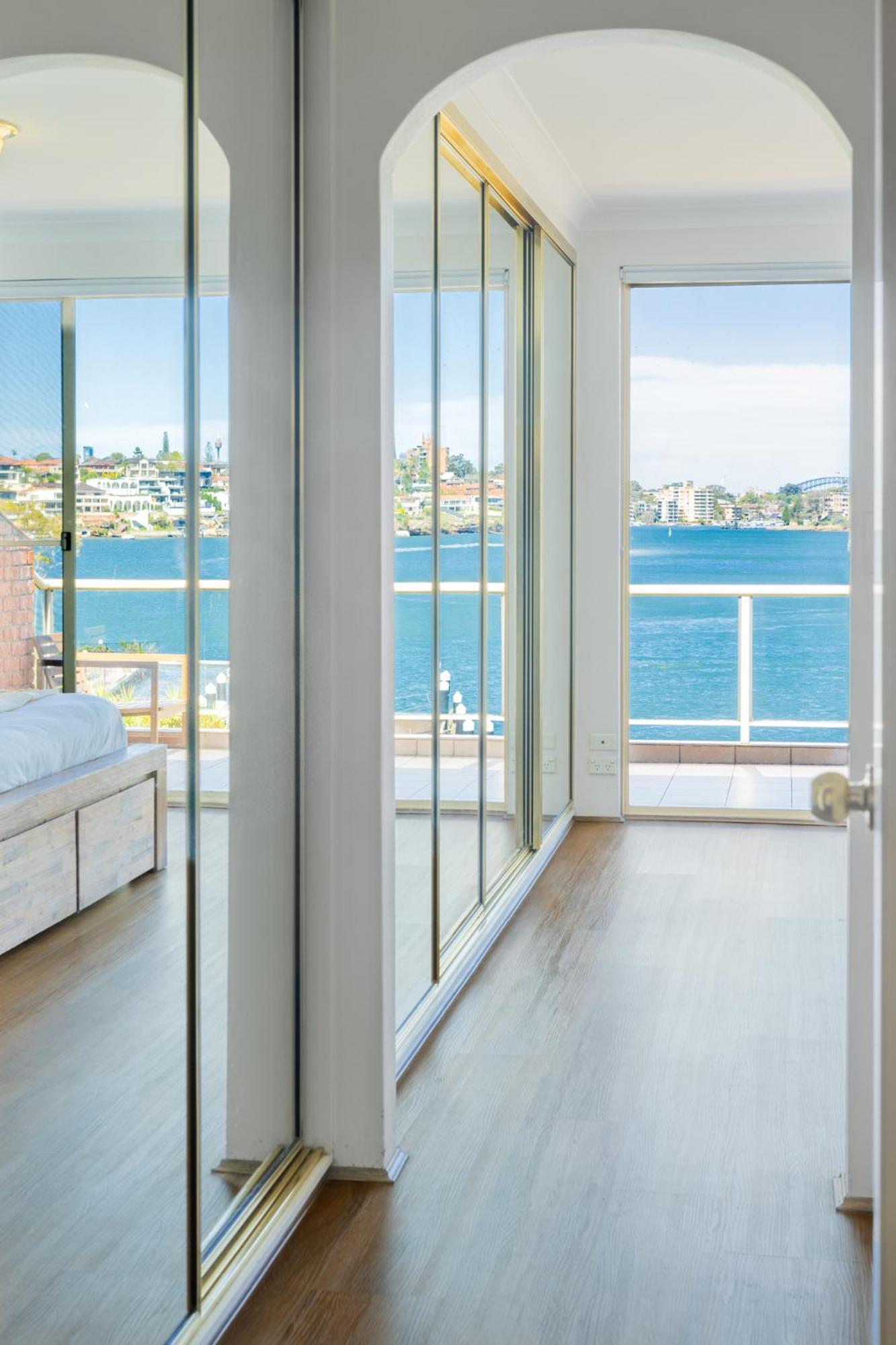 Ferienhaus Stunning Waterfront Townhouse With Shared Swimpool, Harbour View And Free P Sydney
