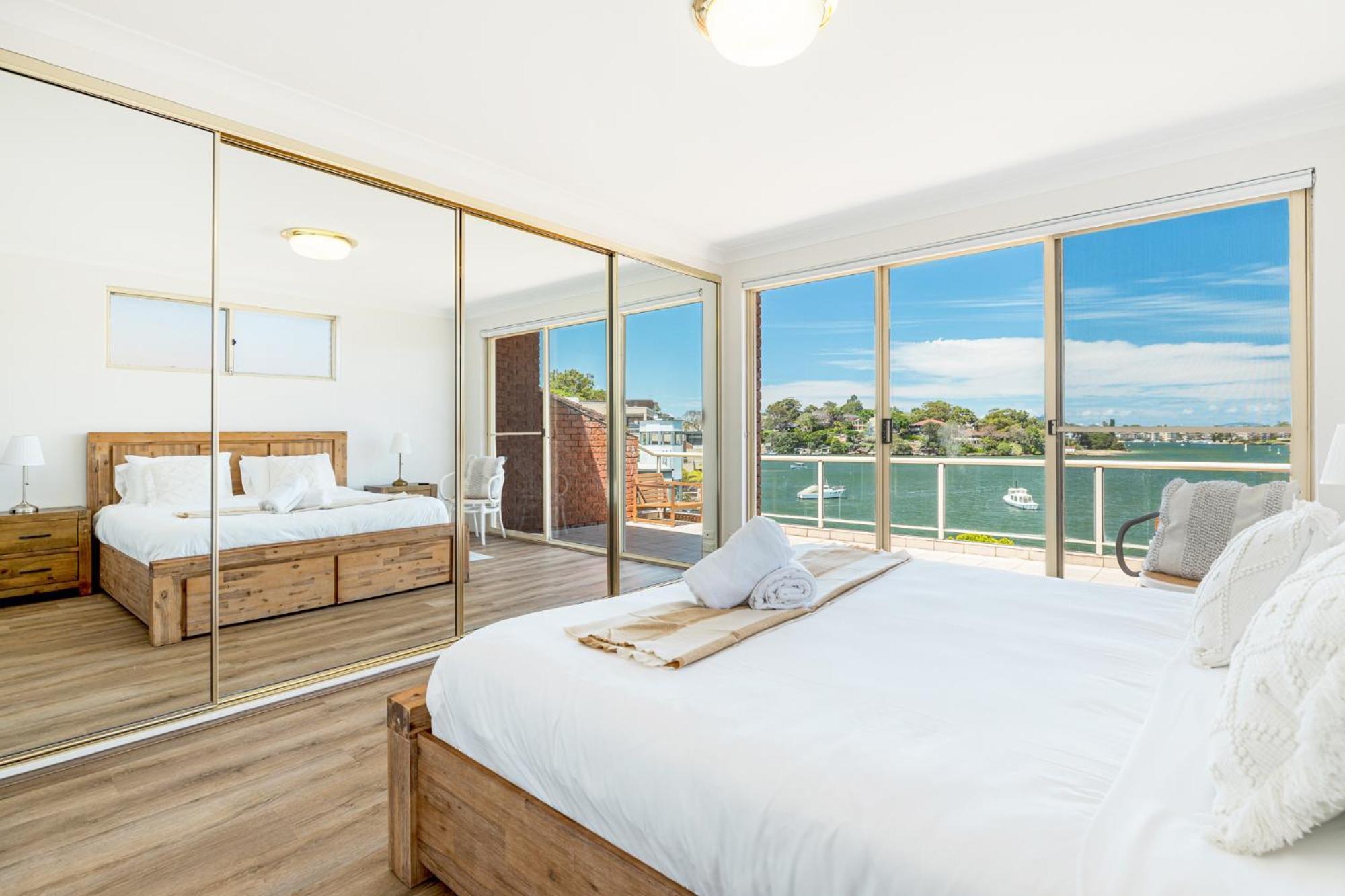 Stunning Waterfront Townhouse With Shared Swimpool, Harbour View And Free P Sydney