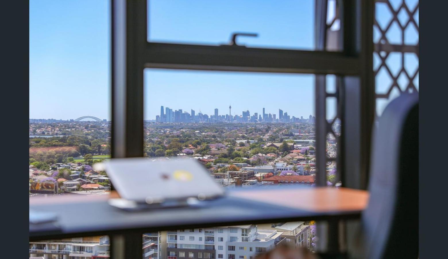 High-level 3br Retreat With Gym And Skyline Views Sidney