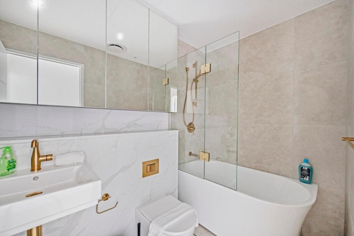 Stylish 2br With Pool & Views Near Parramatta *