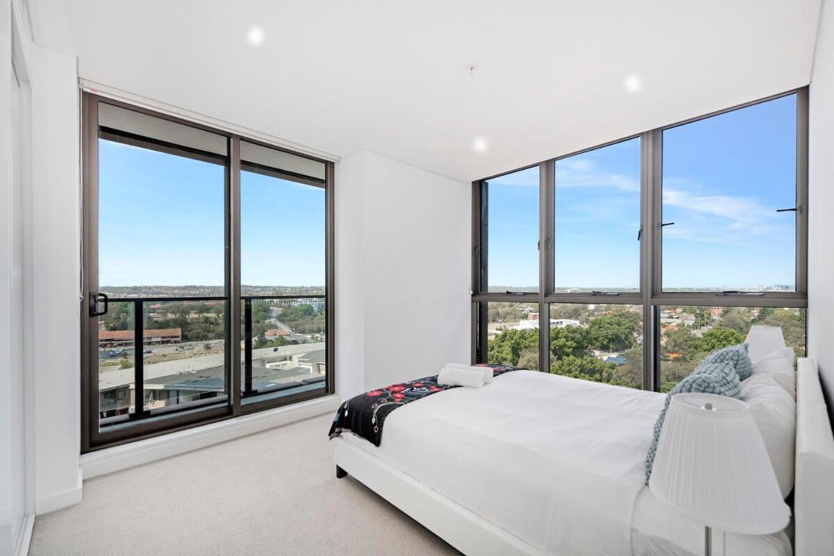 Stylish 2br With Pool & Views Near Parramatta Apartment
