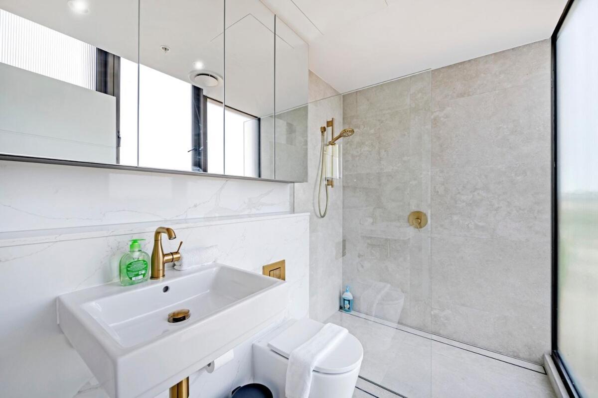 Stylish 2br With Pool & Views Near Parramatta