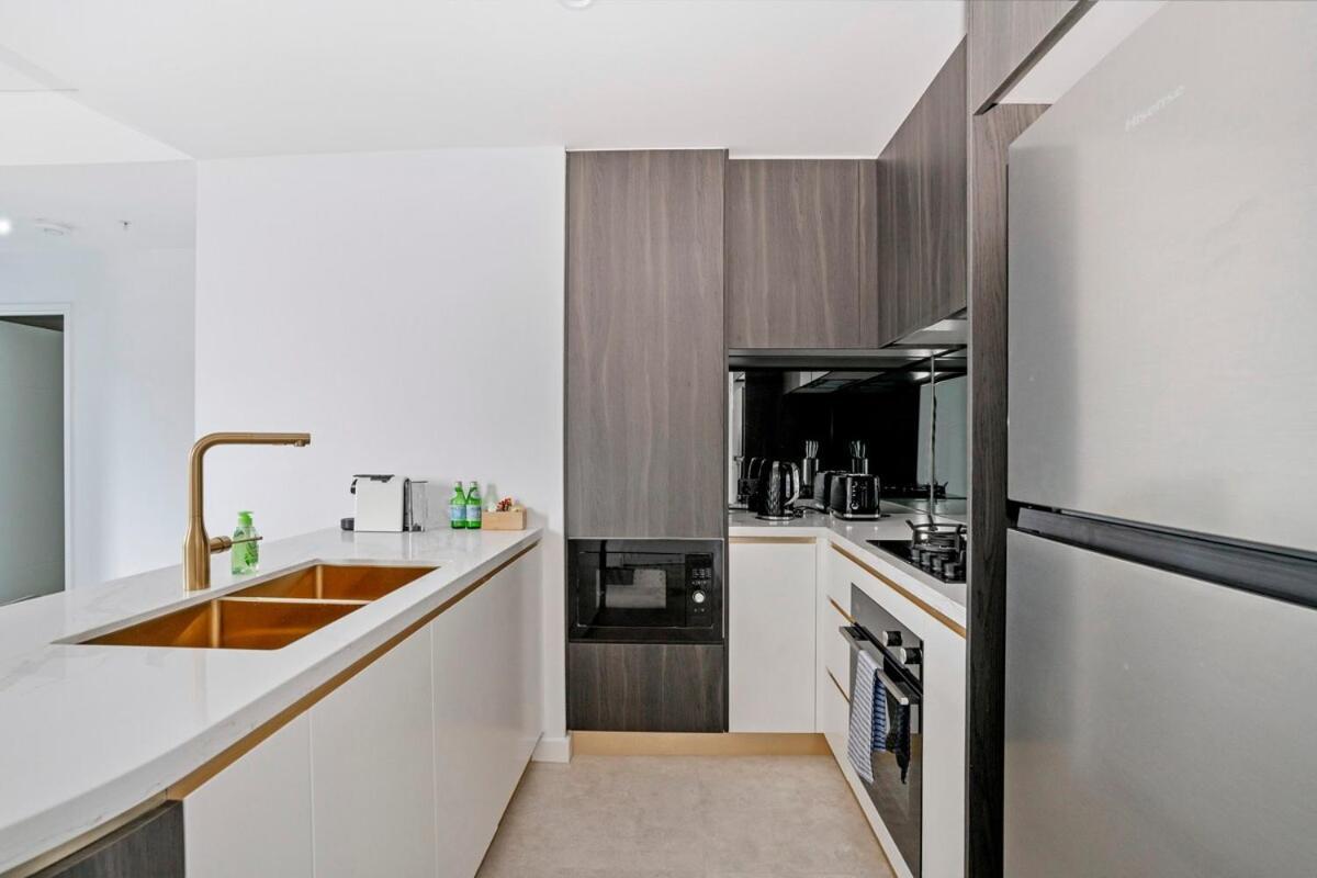 Stylish 2br With Pool & Views Near Parramatta Apartment *