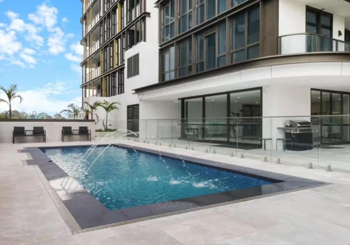 Stylish 2br With Pool & Views Near Parramatta Apartment