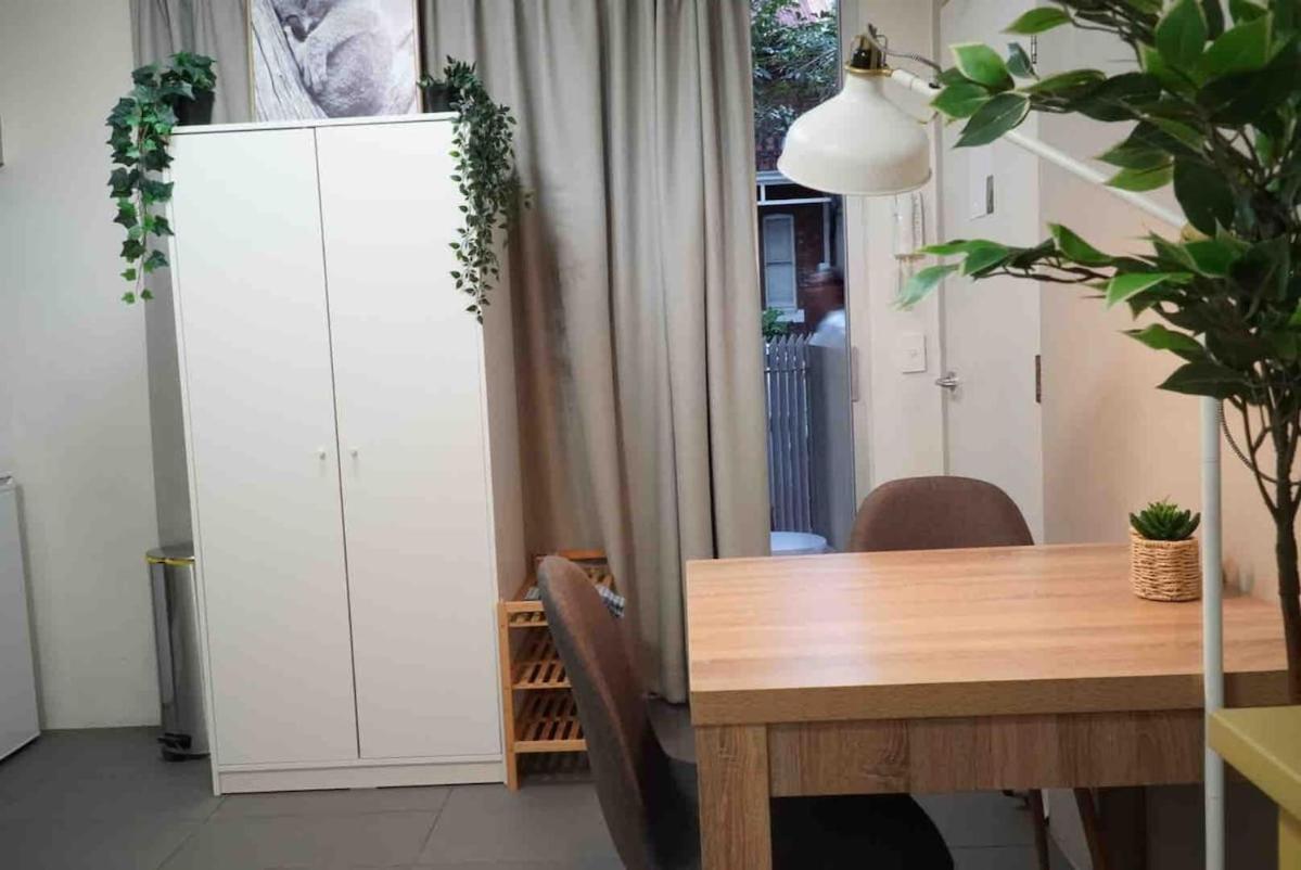 Simple And Tidy Small Surry Hills Apartment