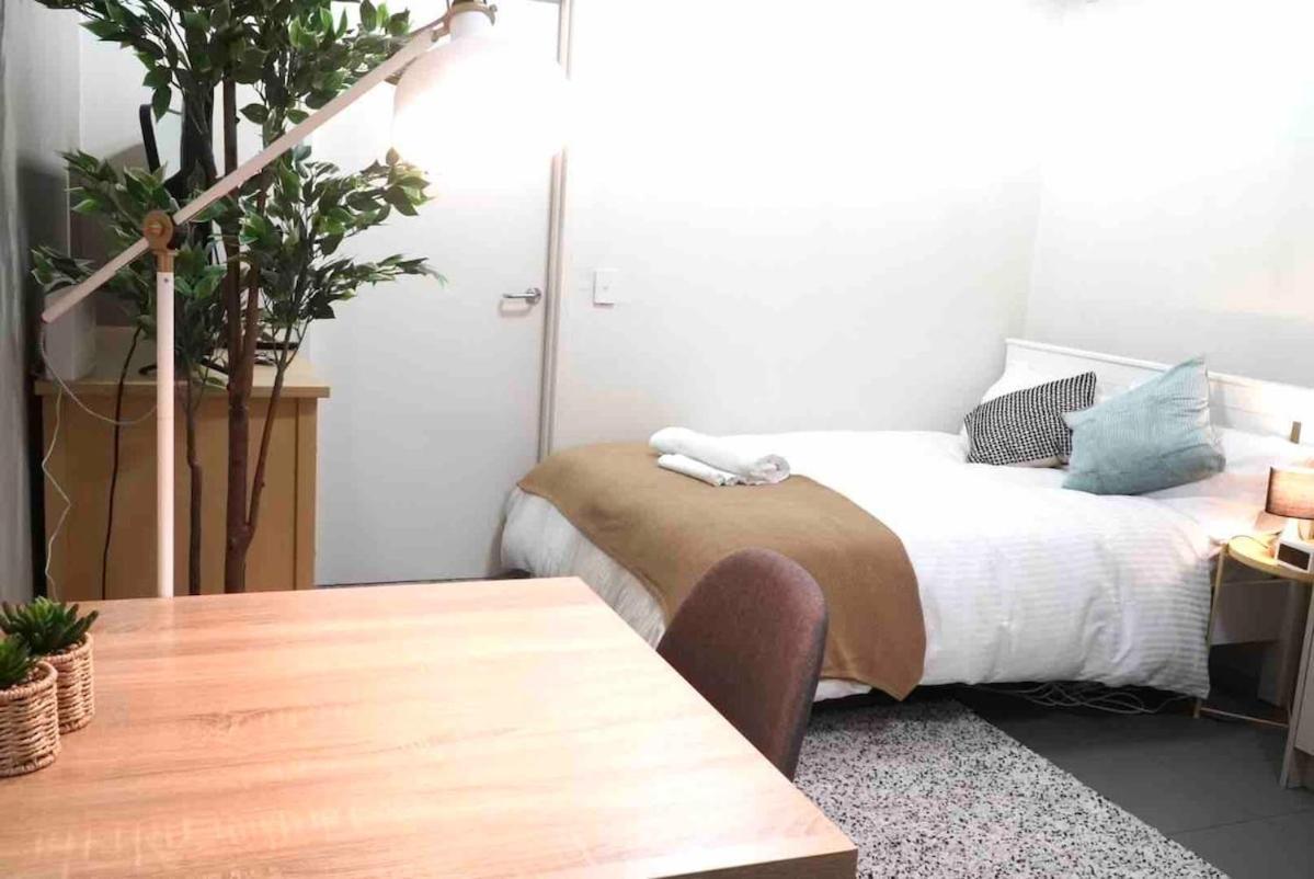 Simple And Tidy Small Surry Hills Apartment *