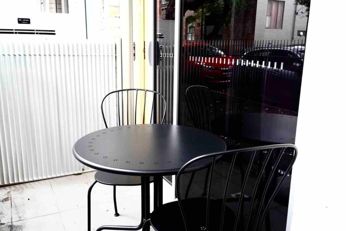 Simple And Tidy Small Surry Hills Apartment