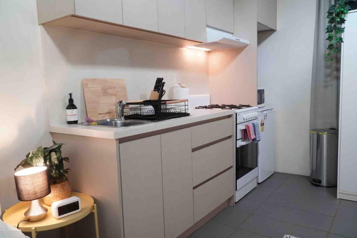 Simple And Tidy Small Surry Hills Apartment *
