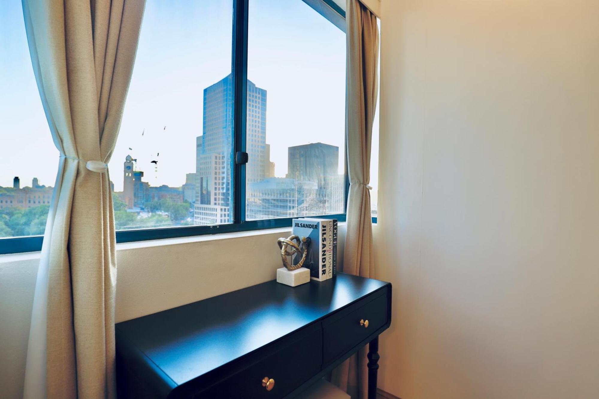 Vintage Charm 3br Abode - Views, Parking, Gym, Pool Apartment