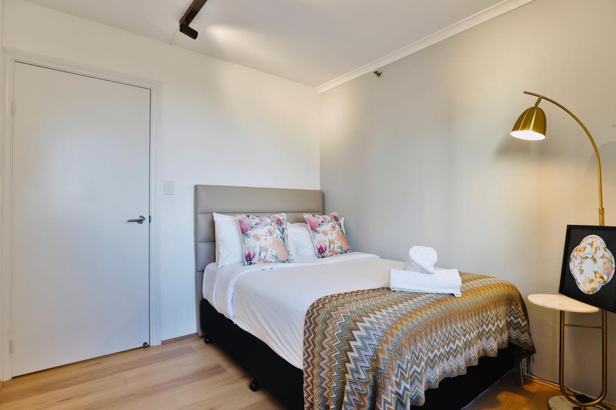 Vintage Charm 3br Abode - Views, Parking, Gym, Pool Apartment *