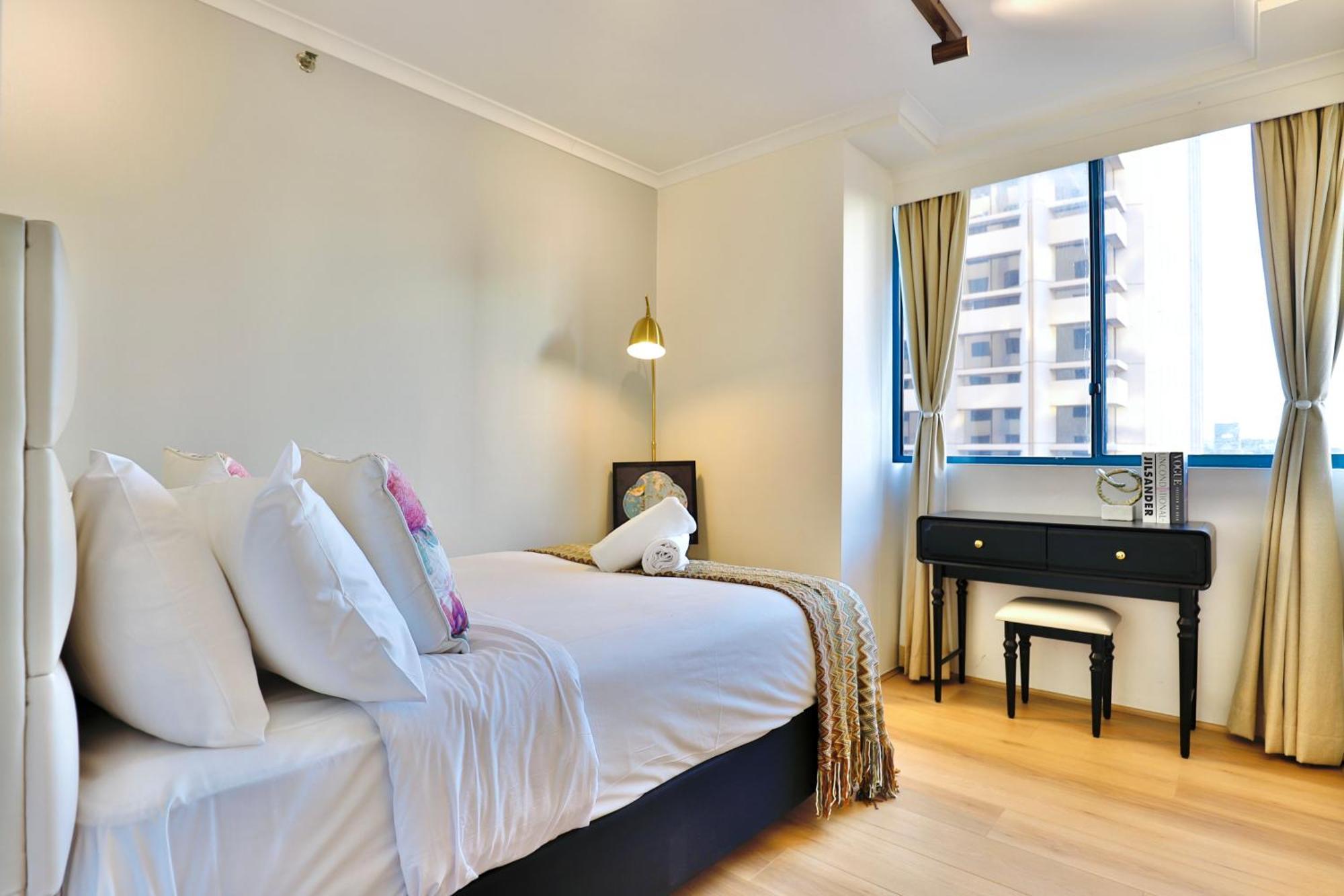 Vintage Charm 3br Abode - Views, Parking, Gym, Pool Apartment