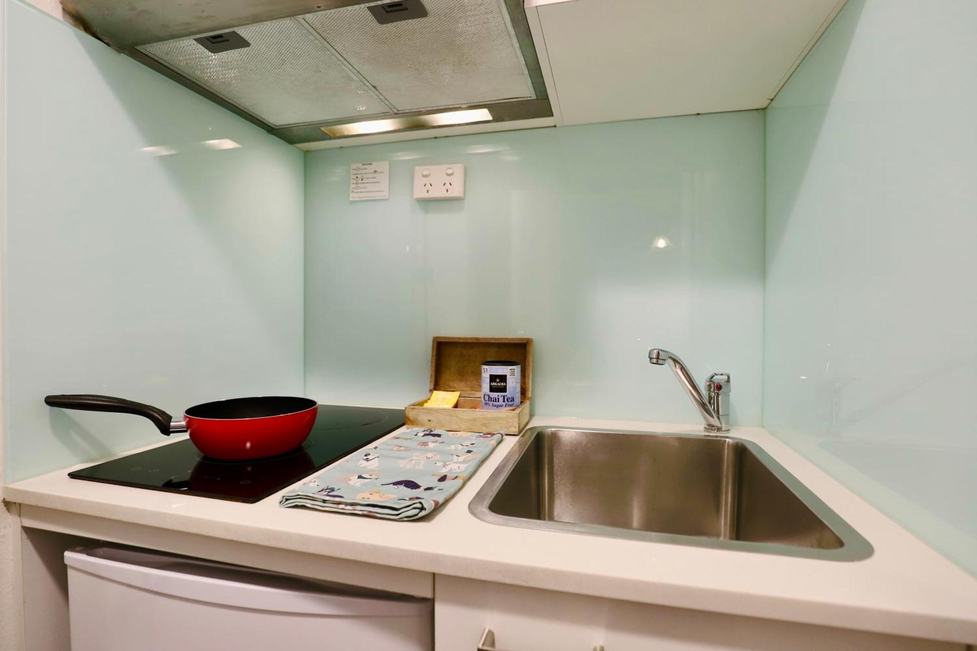 Vintage Charm 3br Abode - Views, Parking, Gym, Pool Apartment *