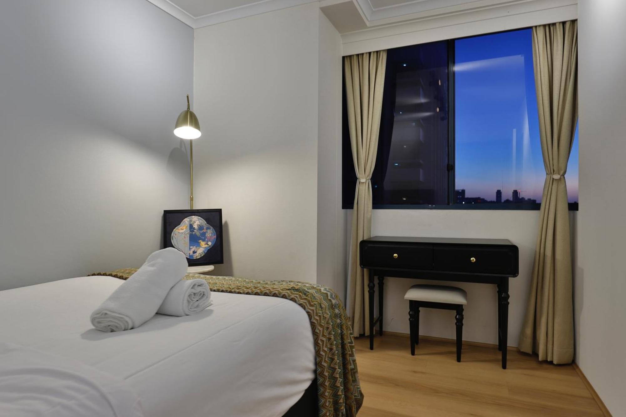 Apartment Vintage Charm 3br Abode - Views, Parking, Gym, Pool Sydney