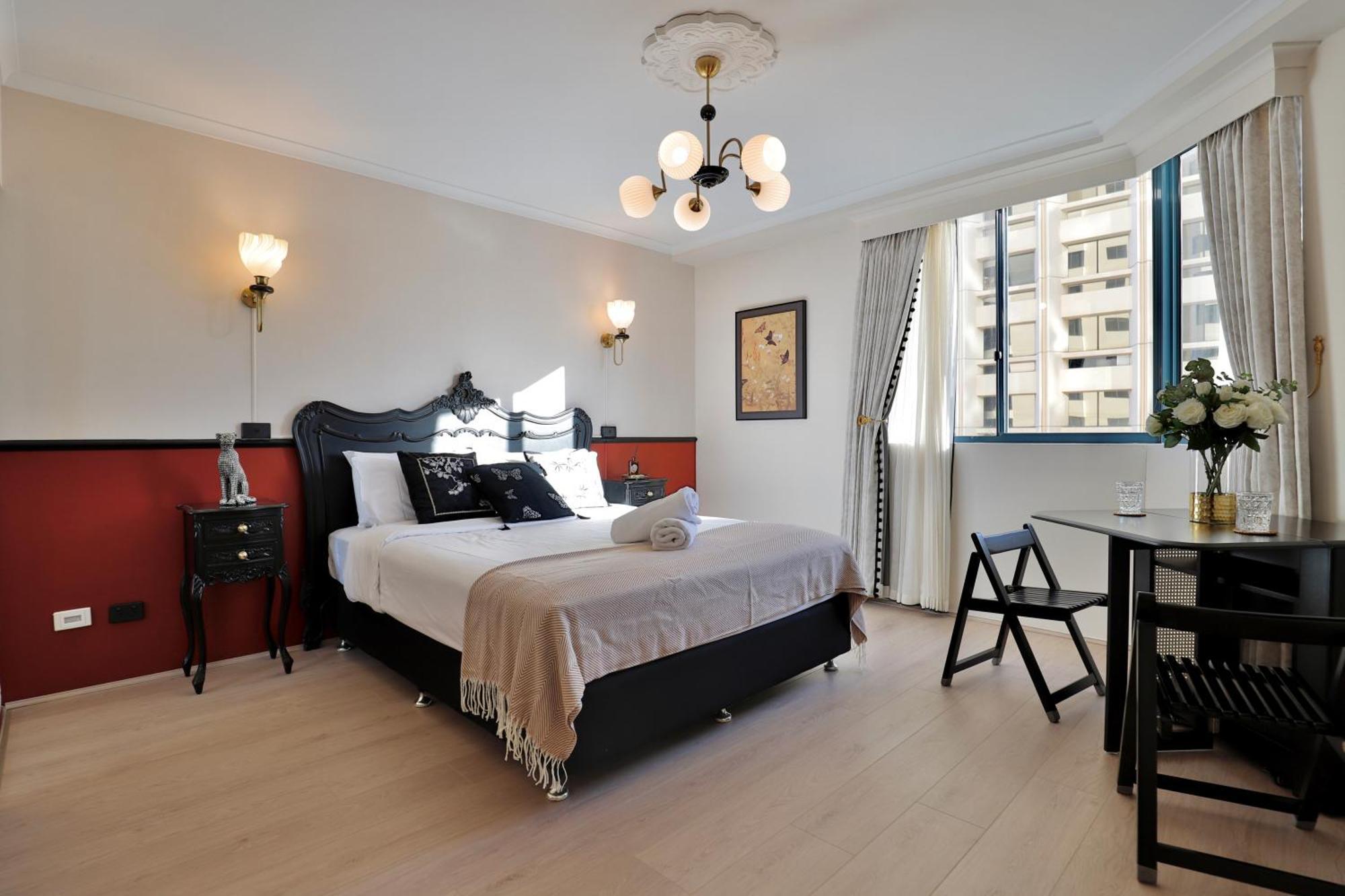 Vintage Charm 3br Abode - Views, Parking, Gym, Pool Apartment
