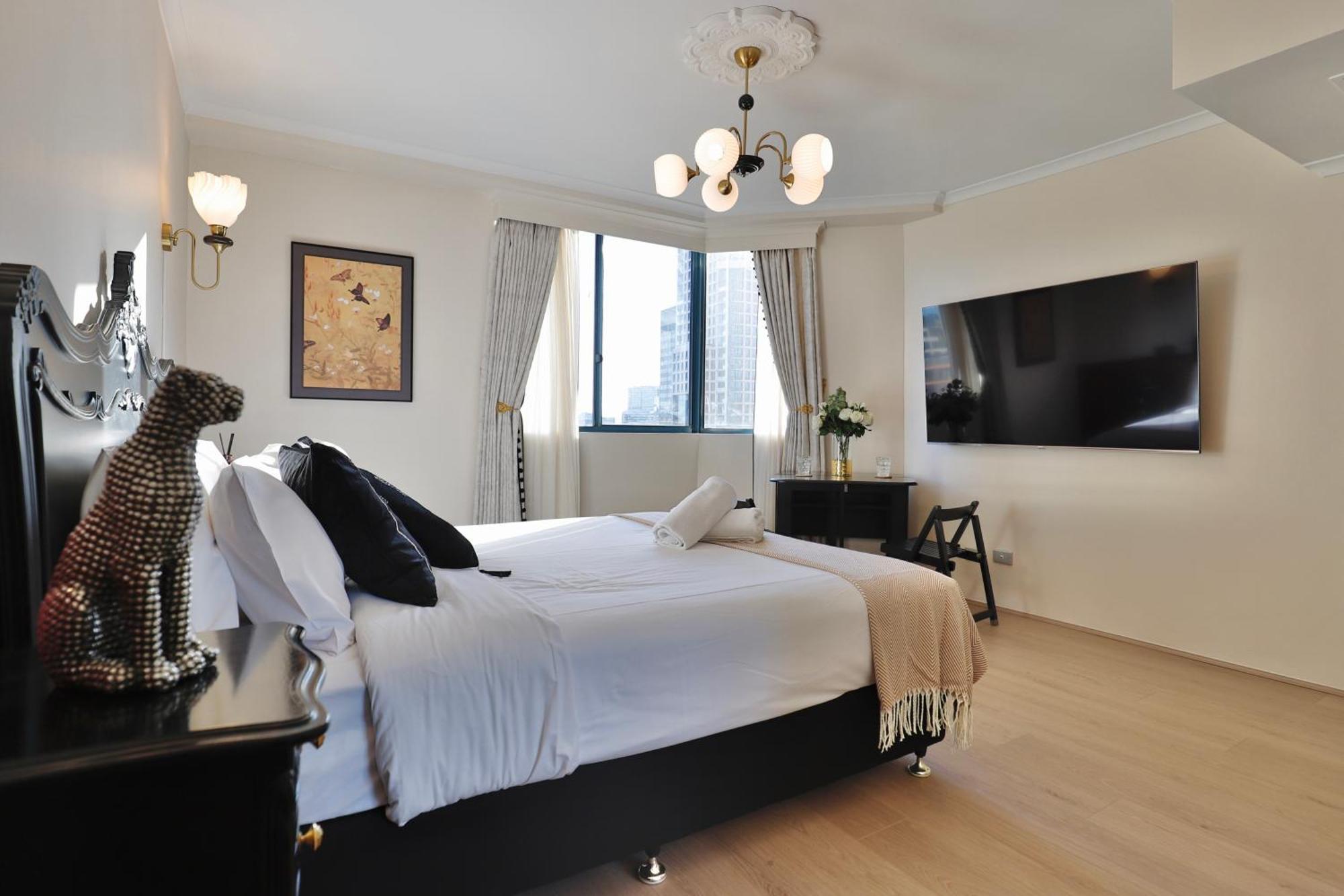 Vintage Charm 3br Abode - Views, Parking, Gym, Pool Apartment *