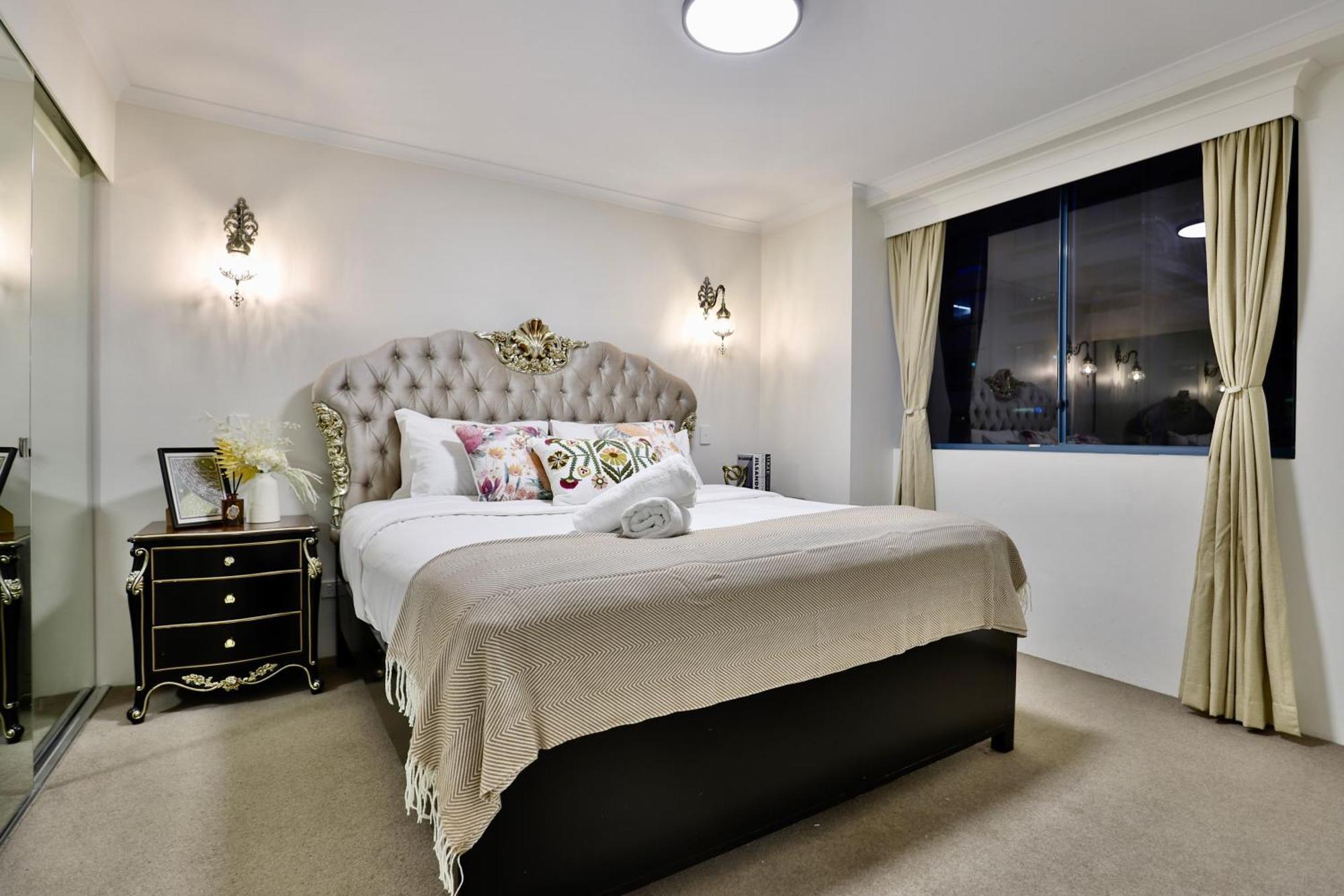 Vintage Charm 3br Abode - Views, Parking, Gym, Pool * Sydney