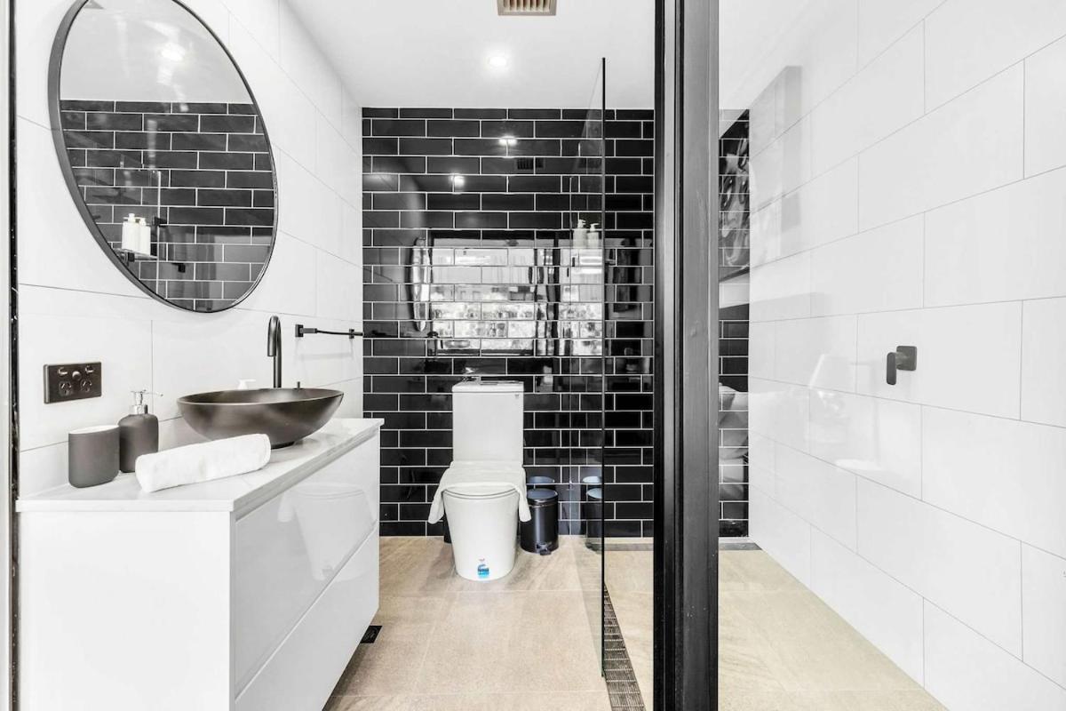 Beautiful House In Glebe With Two-car Garage Apartment