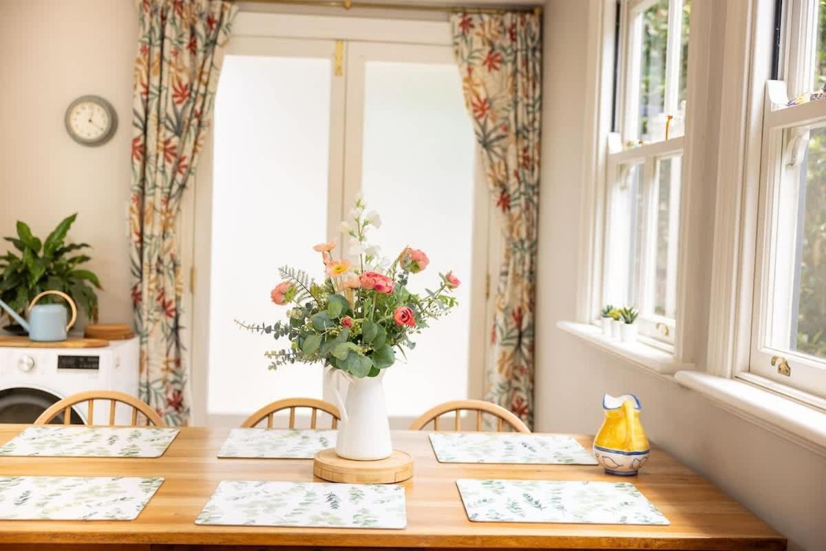 Charm & History 3bdr Close To Harbour Views Sydney