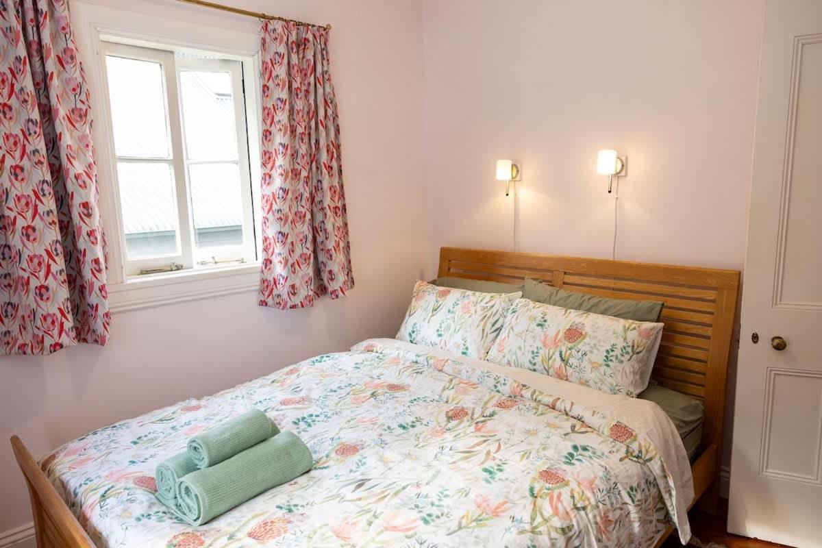 Charm & History 3bdr Close To Harbour Views Sydney