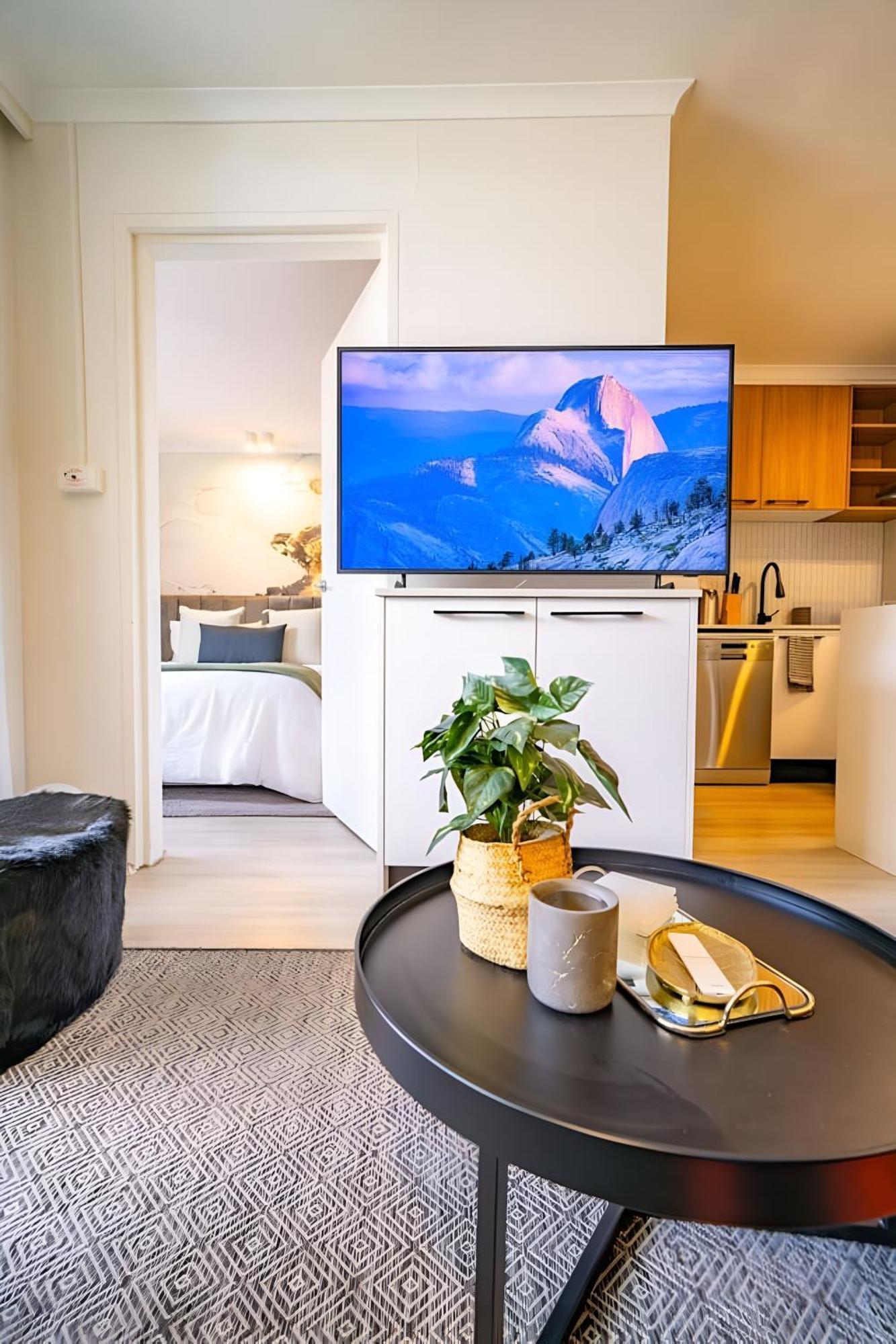 Apartment Bright 1br With On-site Gym I Sauna I Pool And Parking