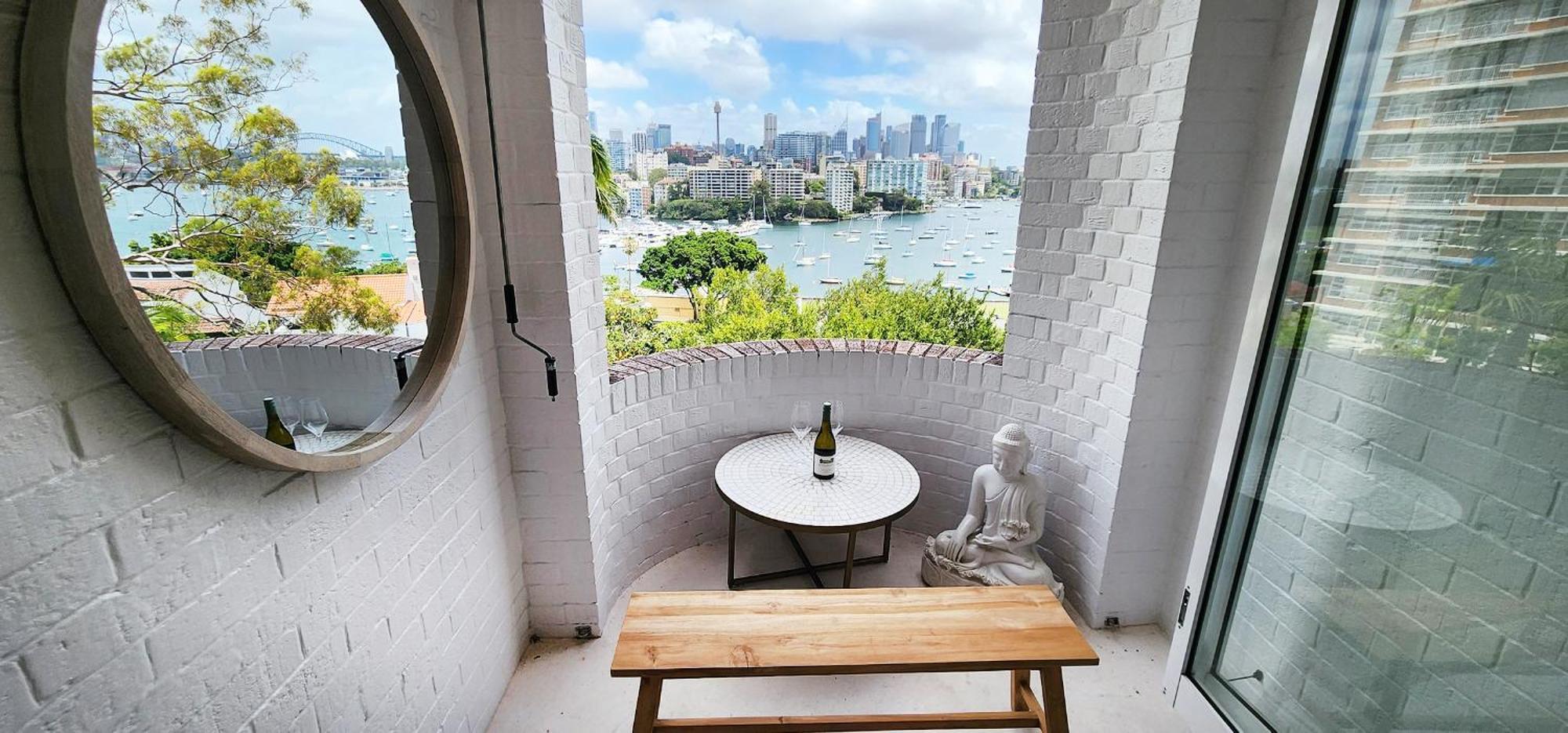 Elegantly Appointed With Harbour Views Apartment