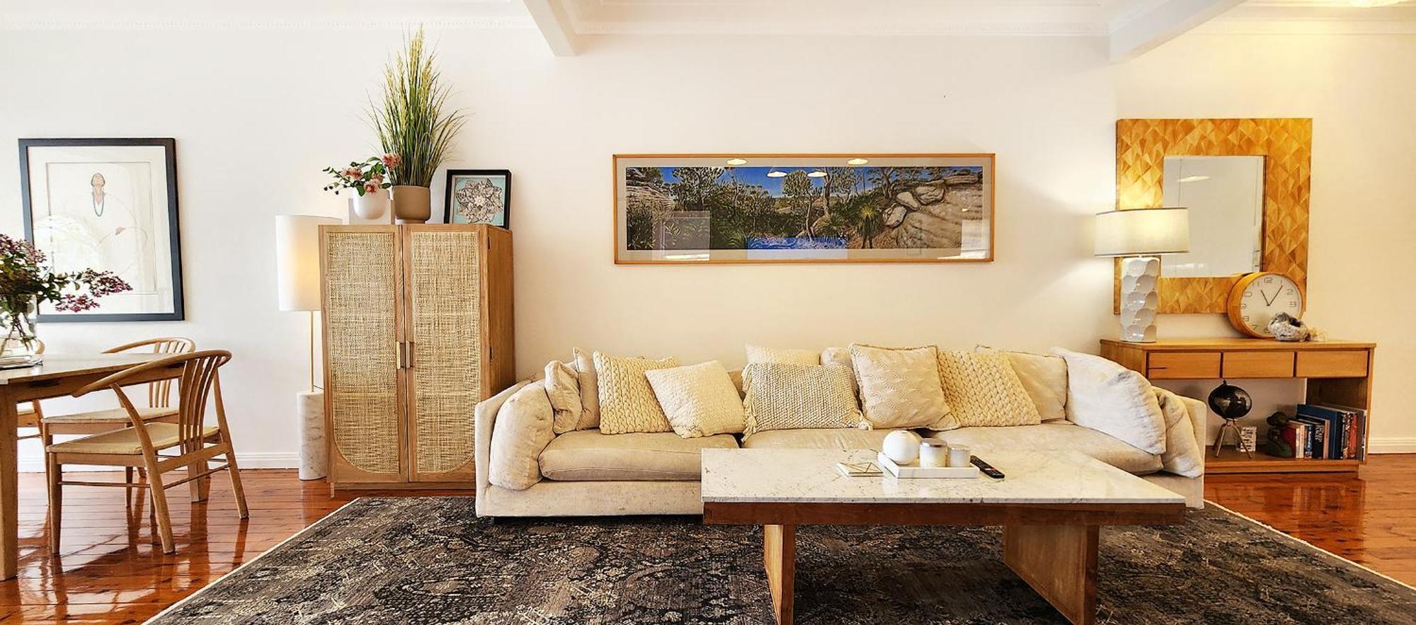 Elegantly Appointed With Harbour Views Apartment