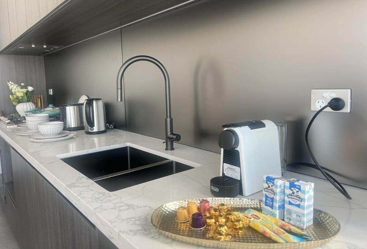 Stylish 2 Beds Apt In Olympic Park Apartment *