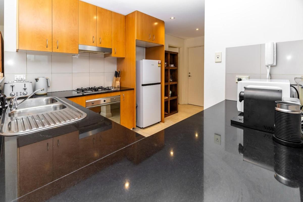 Apartment Bright & Spacious 2 Bdr W Pool Parking Balcony Ac *